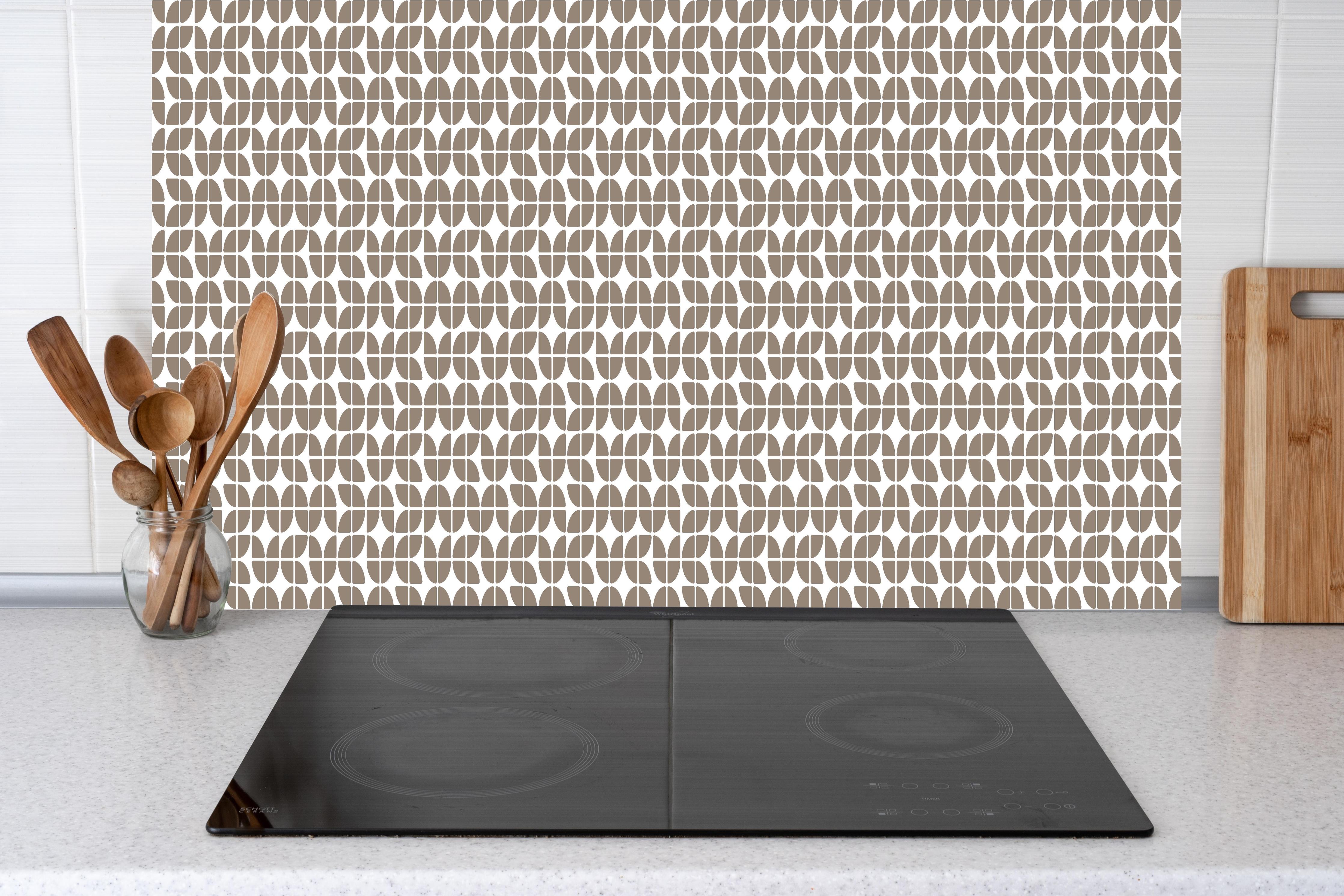 Küche - Retro Grazia Tortora hinter weißen Hochglanz-Küchenregalen und schwarzem Wasserhahn