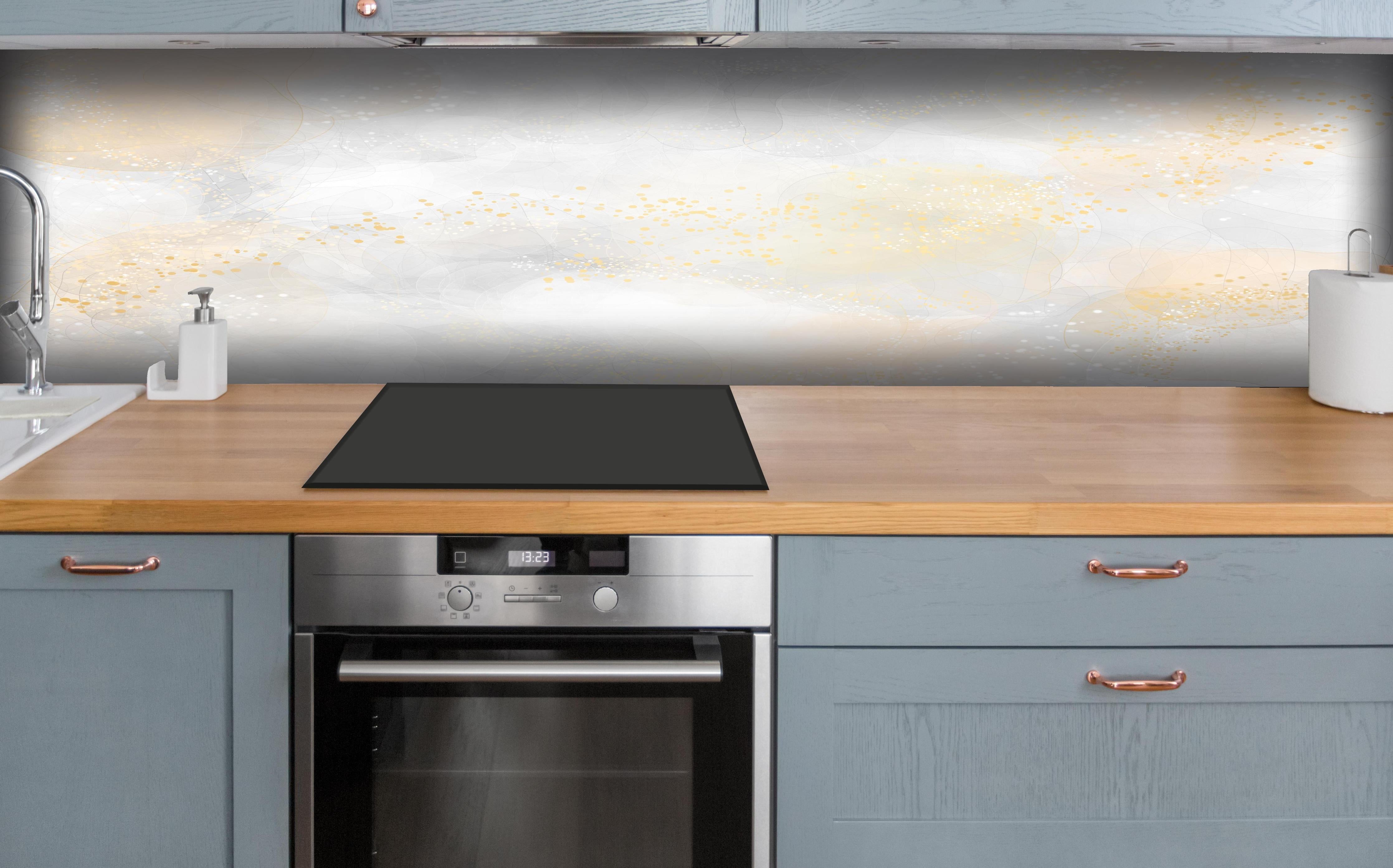 Küche - Retro Kunsttextur - Aquarellillustration   hinter weißen Hochglanz-Küchenregalen und schwarzem Wasserhahn