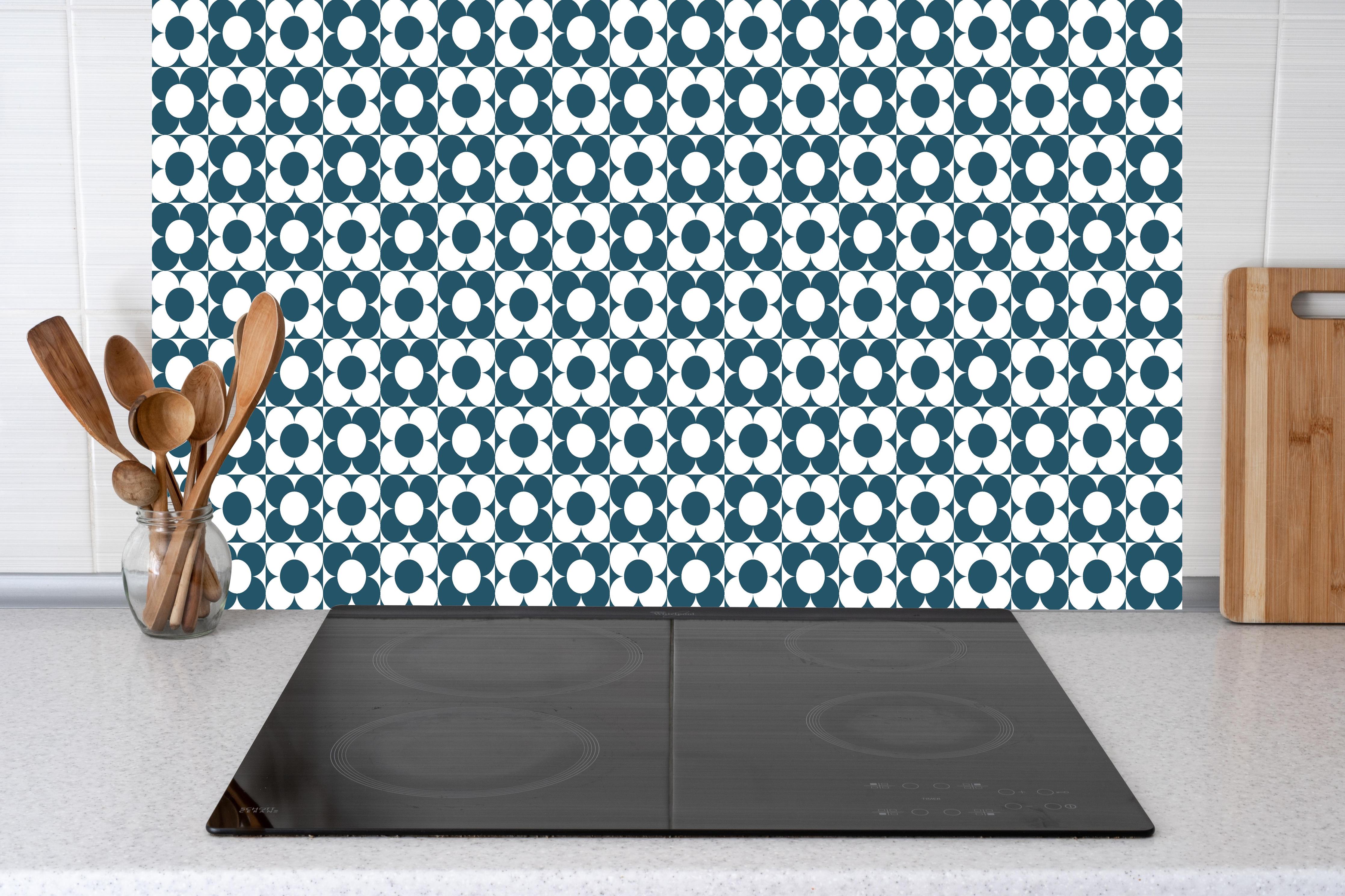 Küche - Retro Primavera Blu Petrolio hinter weißen Hochglanz-Küchenregalen und schwarzem Wasserhahn