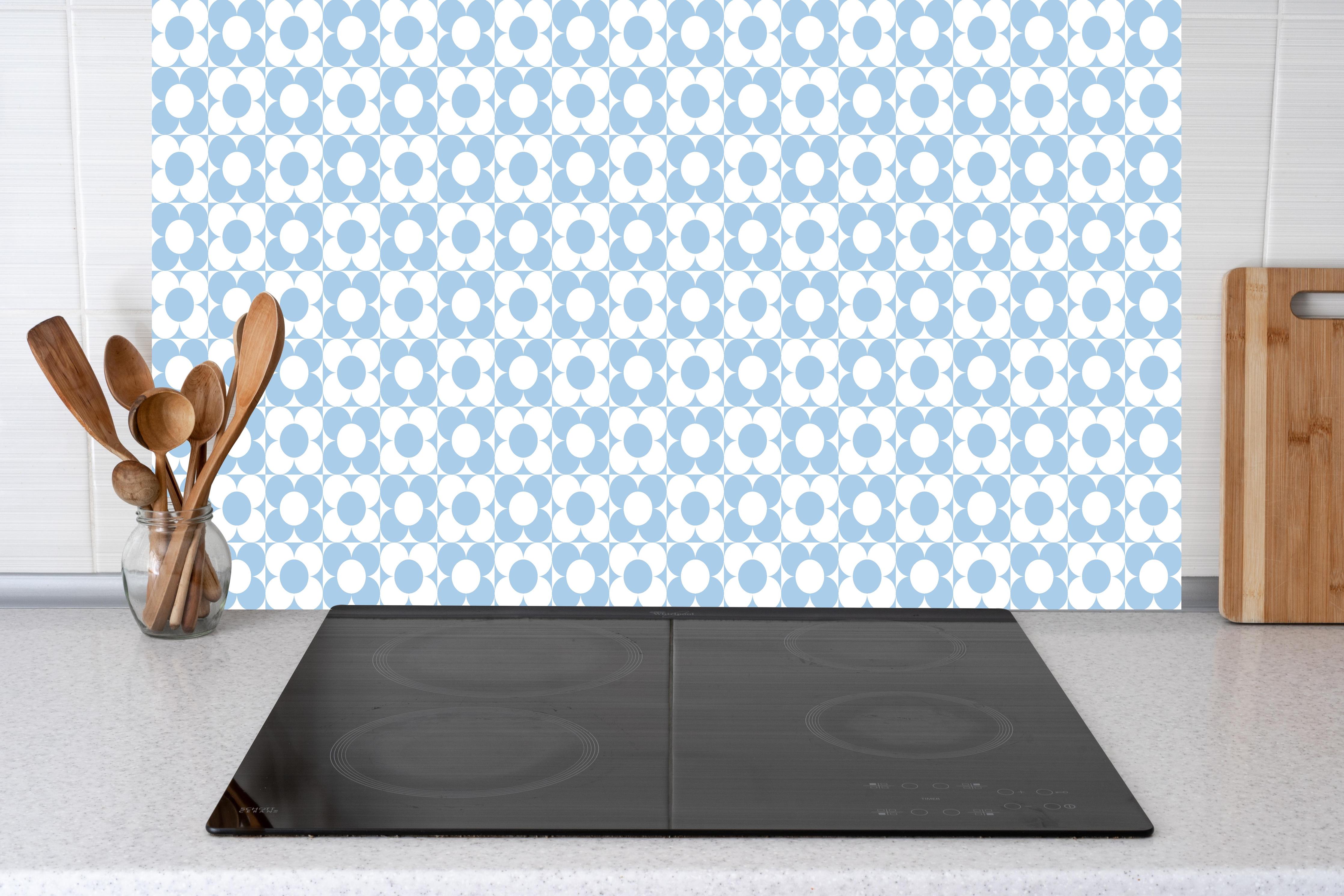 Küche - Retro Primavera Cielo hinter weißen Hochglanz-Küchenregalen und schwarzem Wasserhahn