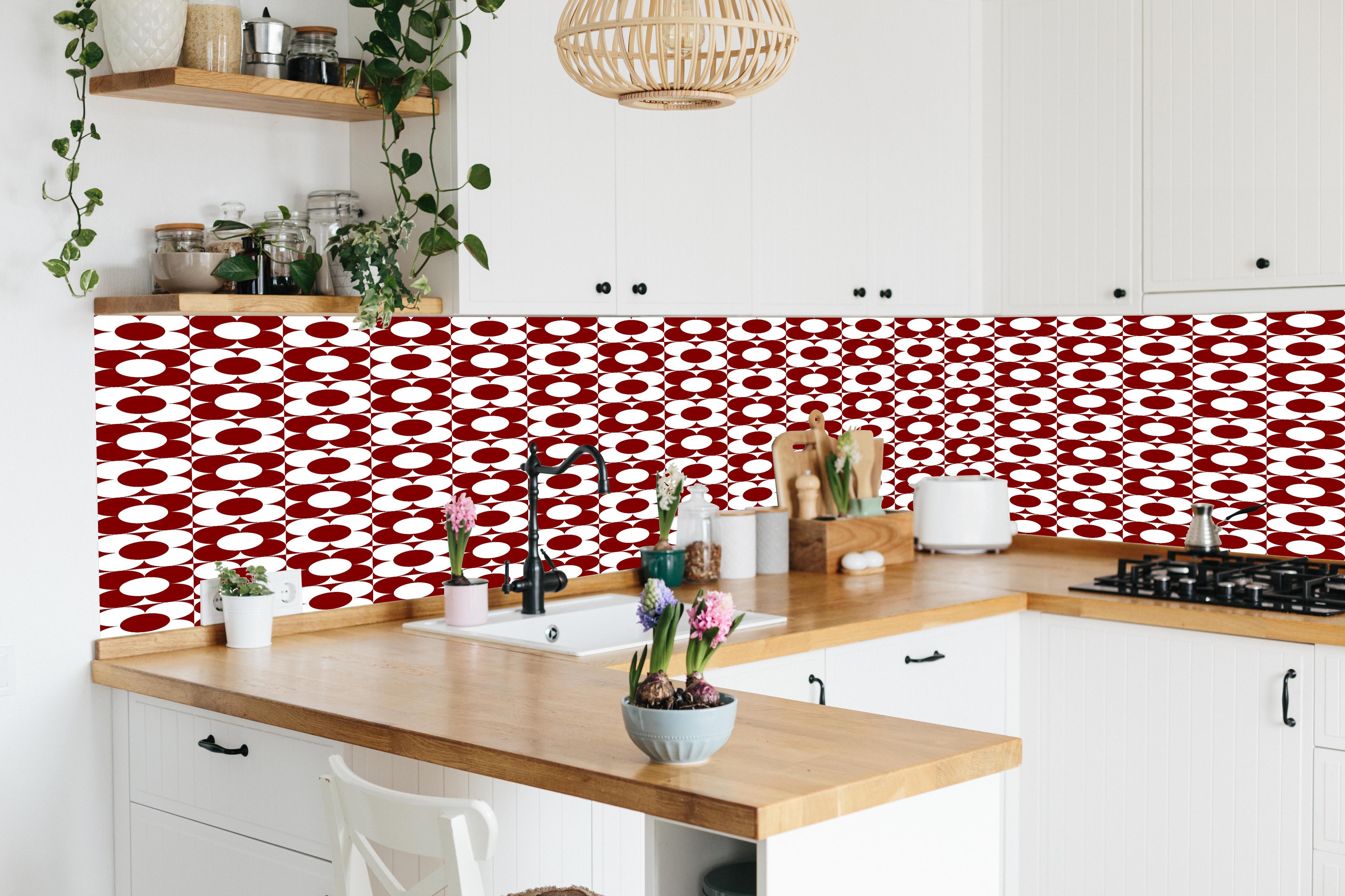 Küche - Retro Primavera Granata hinter weißen Hochglanz-Küchenregalen und schwarzem Wasserhahn