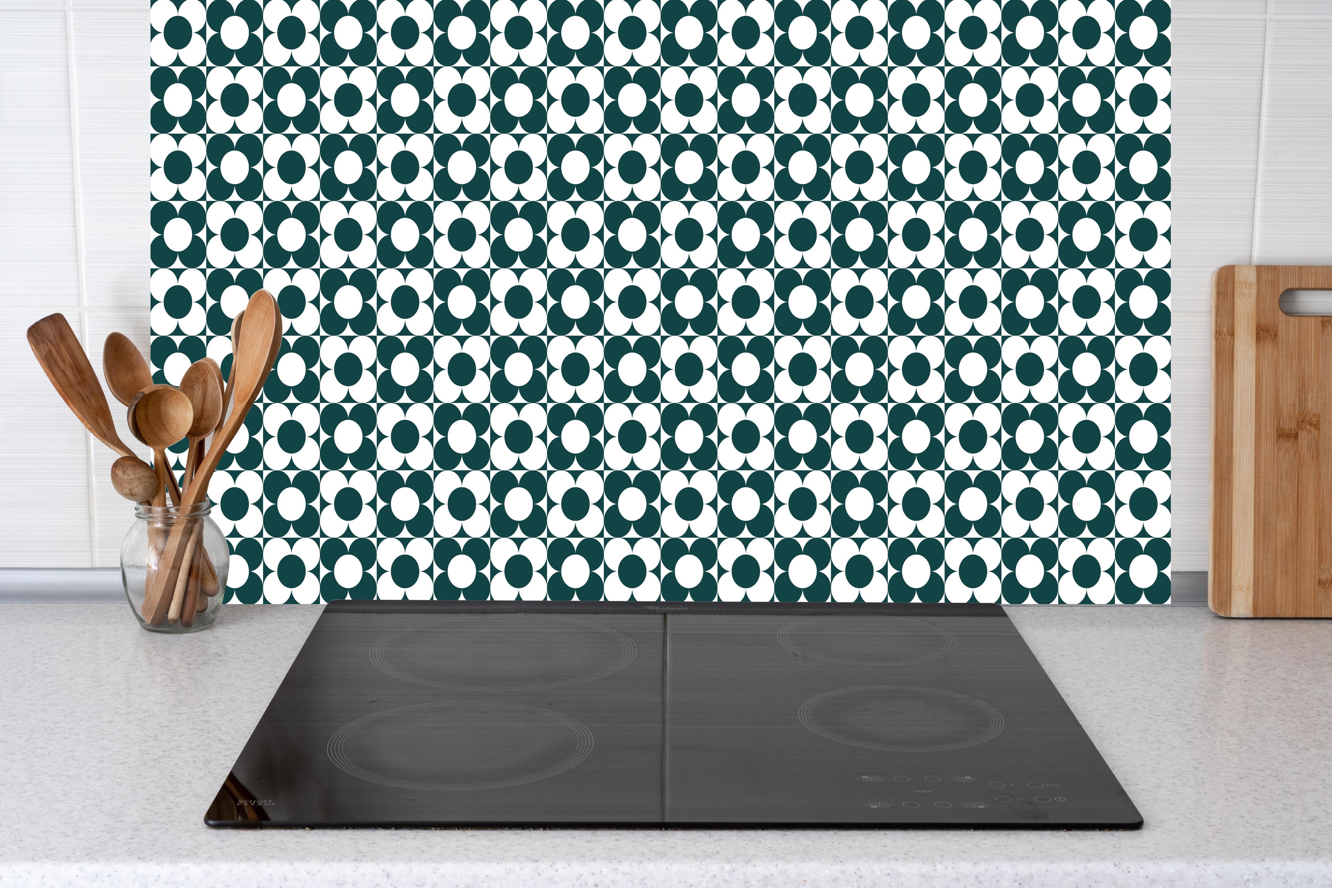 Küche - Retro Primavera Verde petrolio hinter weißen Hochglanz-Küchenregalen und schwarzem Wasserhahn