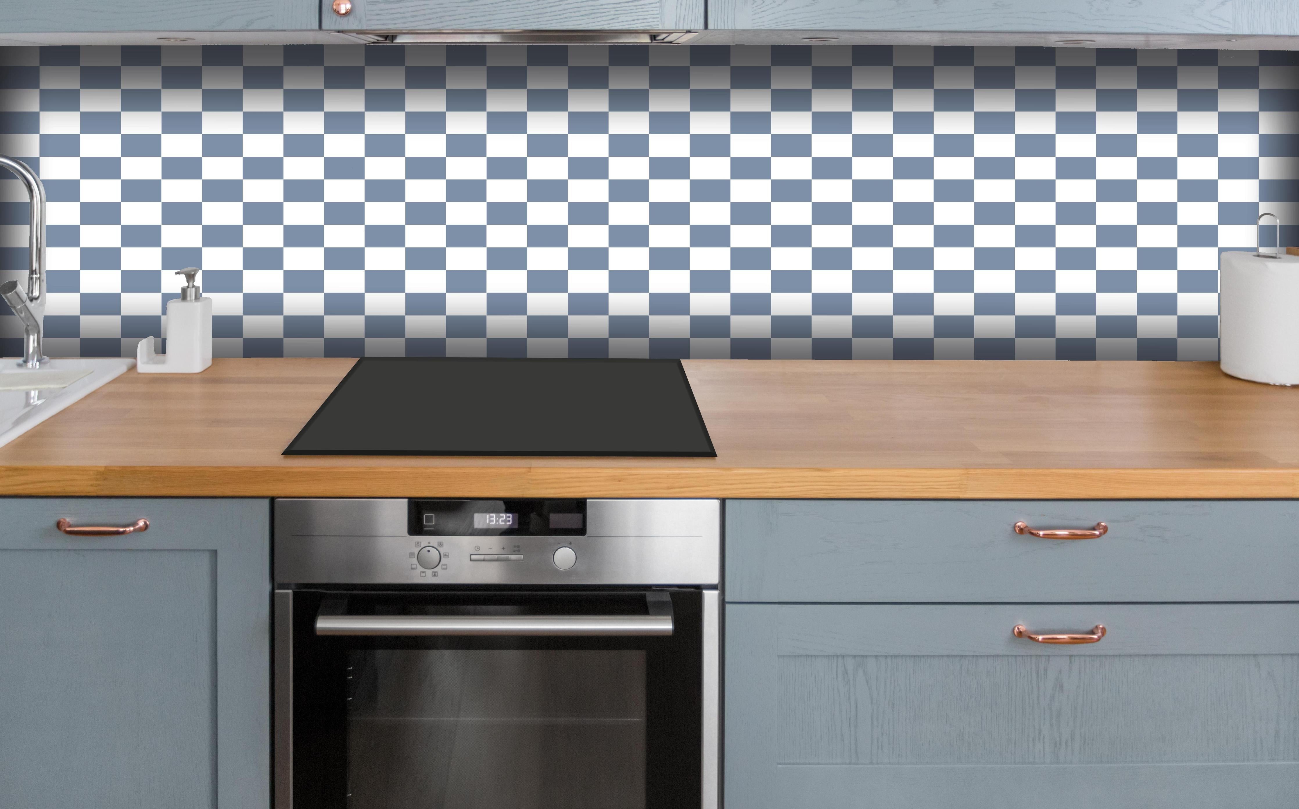 Küche - Retro Scacco Azzurro polvere hinter weißen Hochglanz-Küchenregalen und schwarzem Wasserhahn