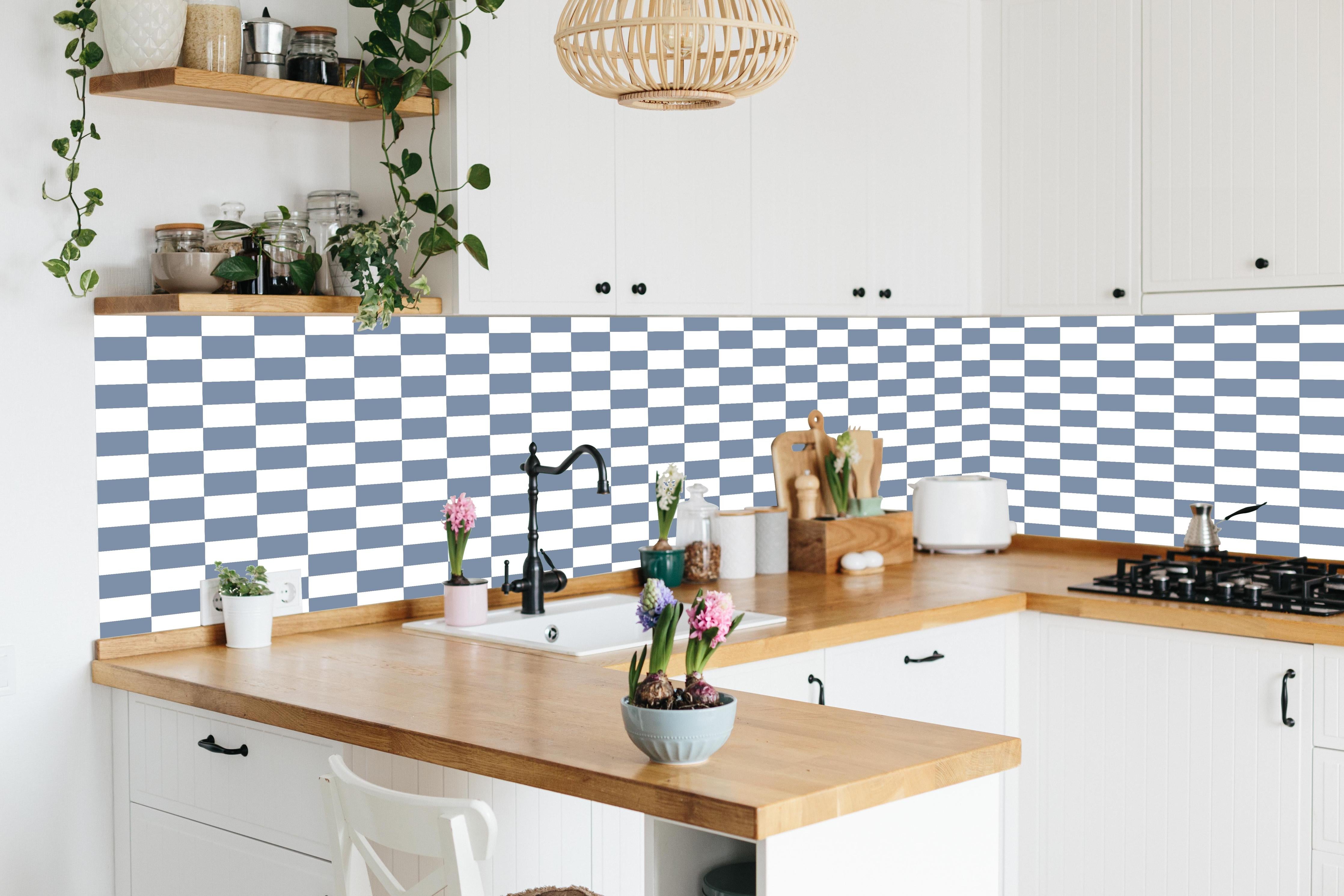 Küche - Retro Scacco Azzurro polvere hinter weißen Hochglanz-Küchenregalen und schwarzem Wasserhahn