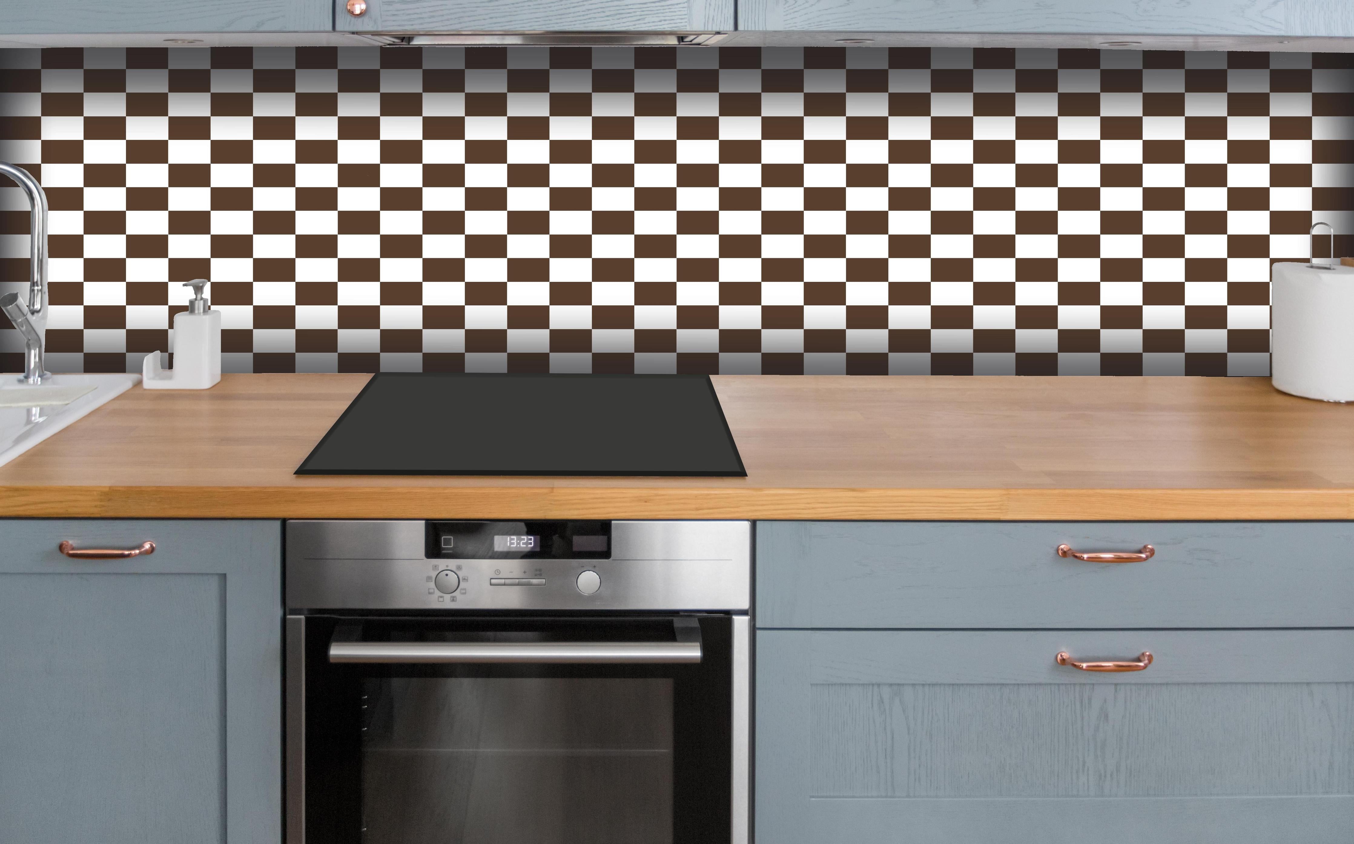 Küche - Retro Scacco Caffè hinter weißen Hochglanz-Küchenregalen und schwarzem Wasserhahn