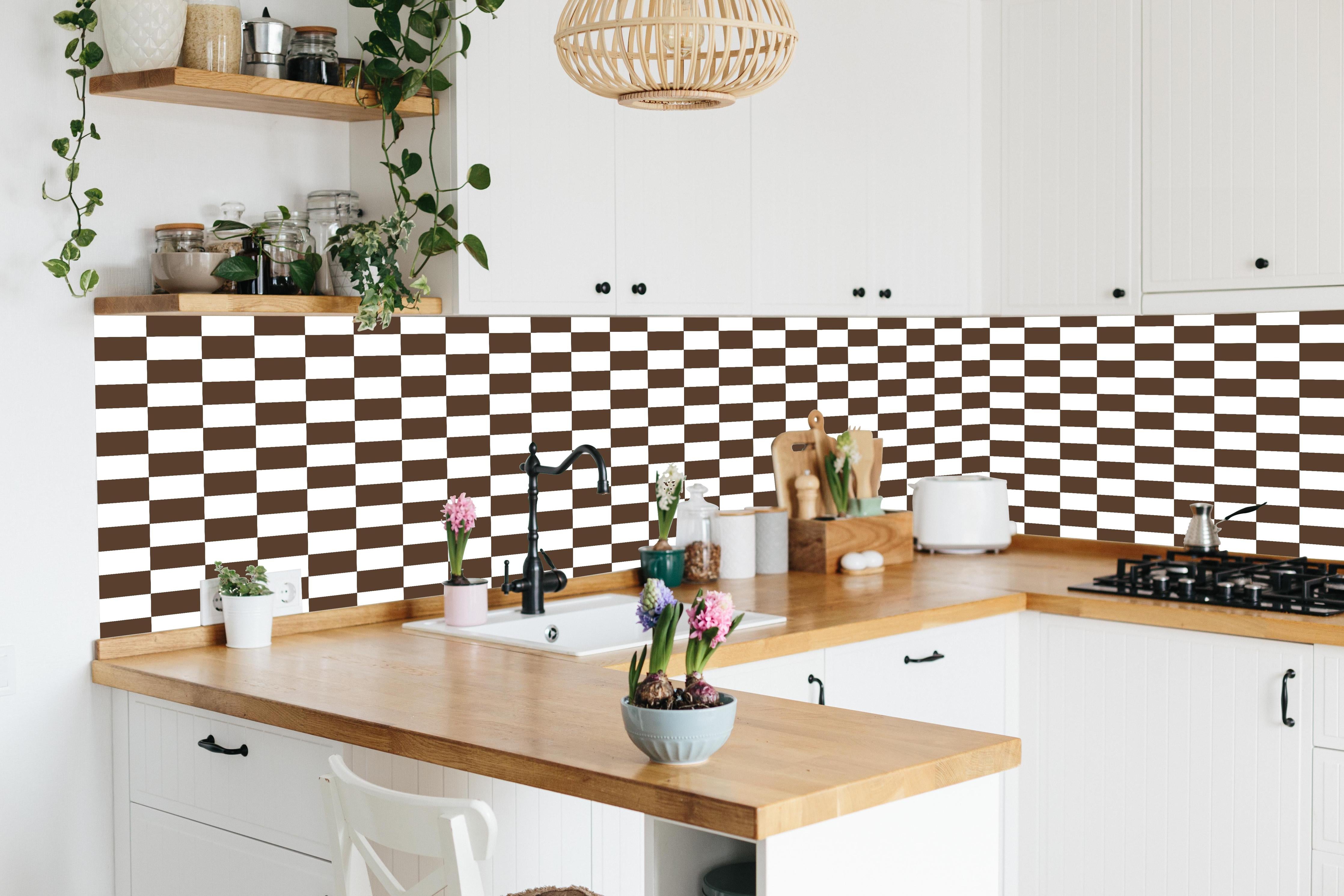 Küche - Retro Scacco Caffè hinter weißen Hochglanz-Küchenregalen und schwarzem Wasserhahn