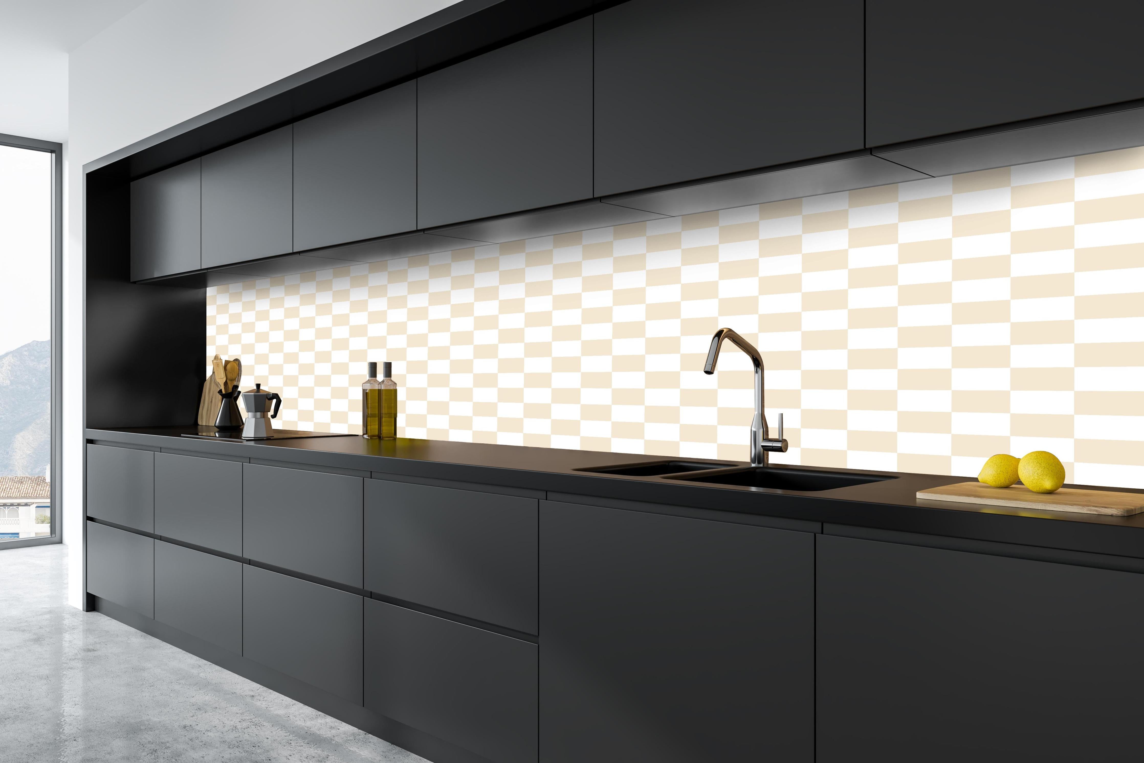 Küche - Retro Scacco Crema hinter weißen Hochglanz-Küchenregalen und schwarzem Wasserhahn