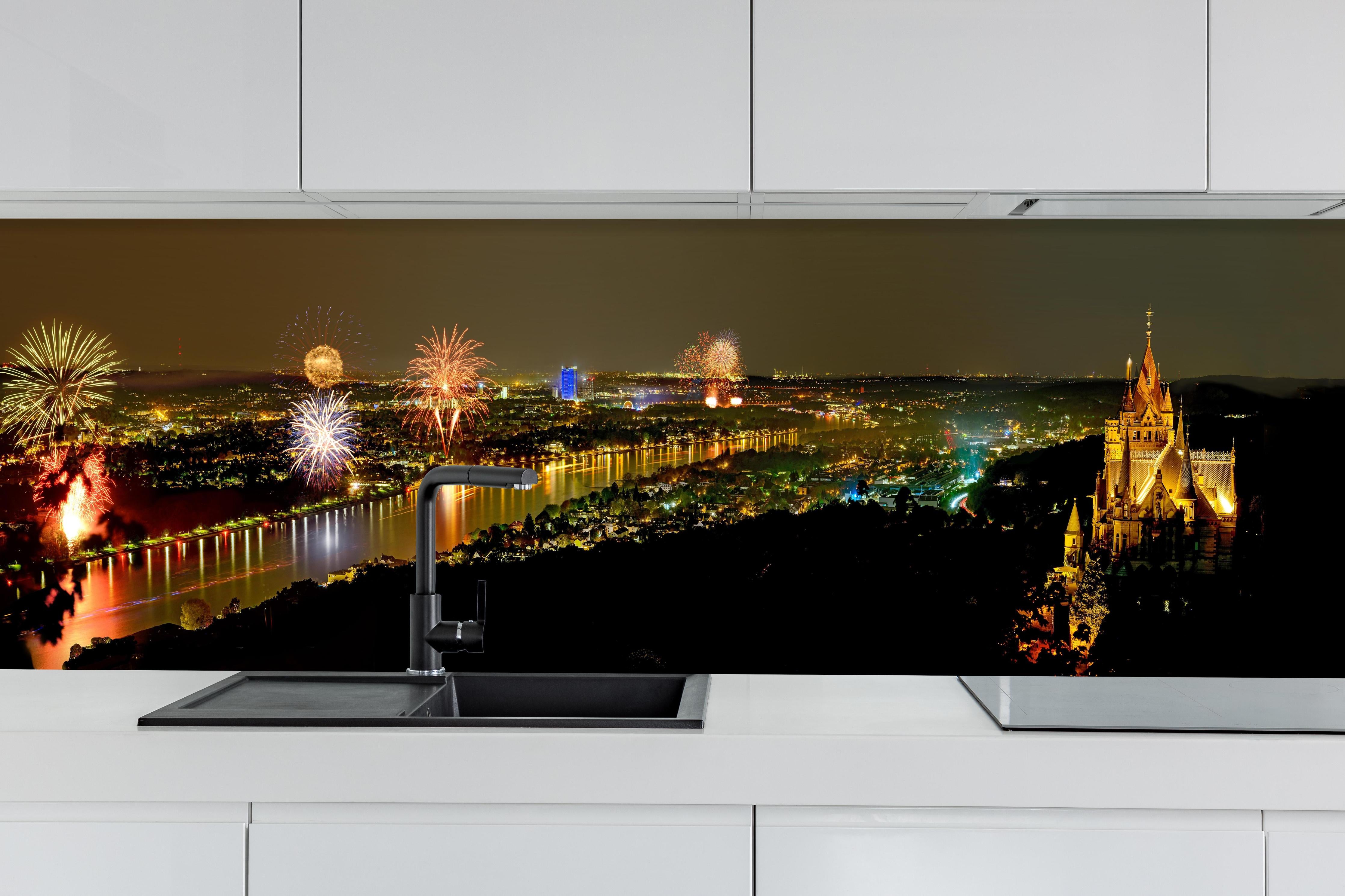 Küche - Rhein in Flammen hinter weißen Hochglanz-Küchenregalen und schwarzem Wasserhahn