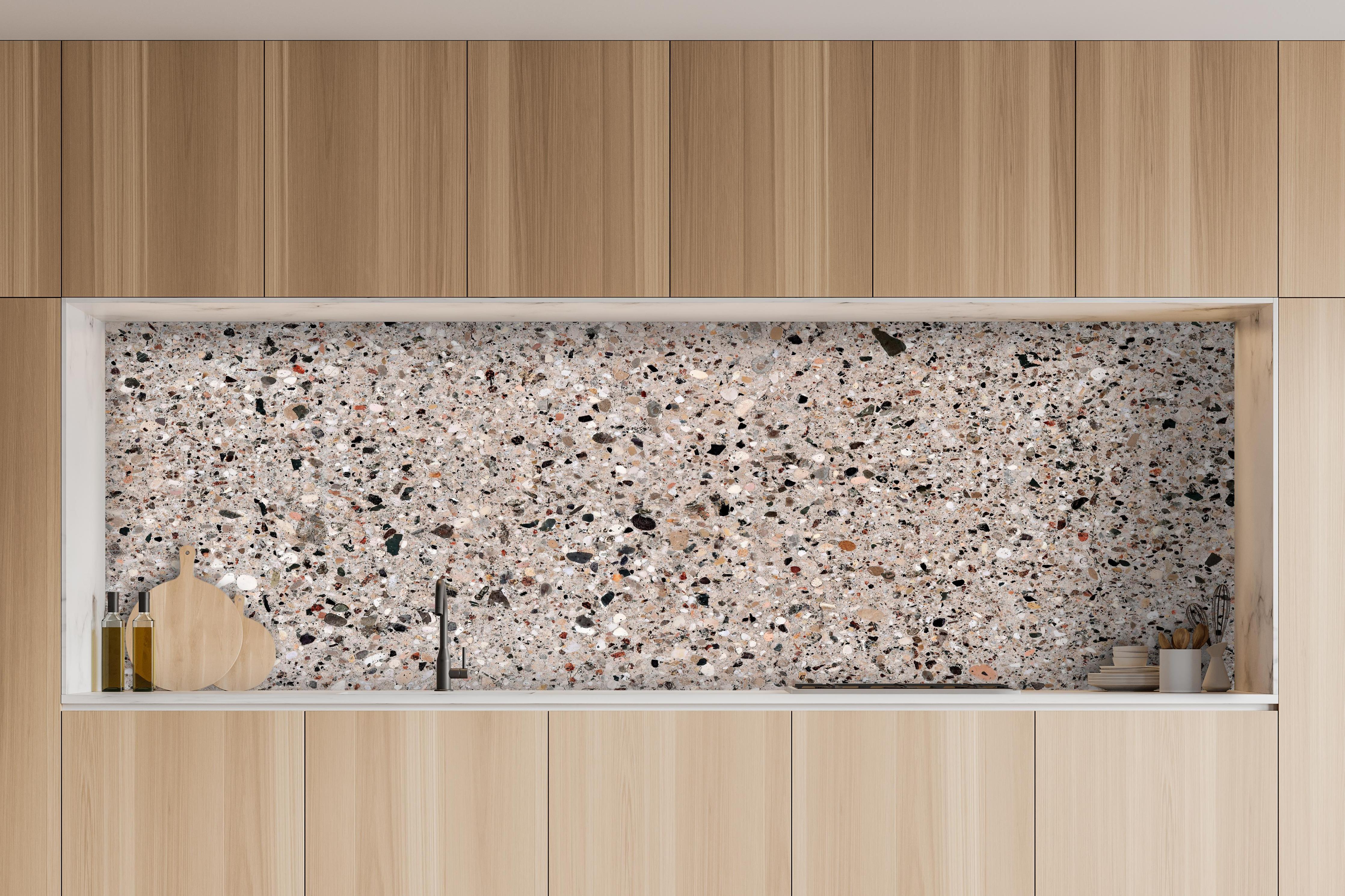 Küche - Robuste Beige Terrazzo Oberflächenstruktur hinter weißen Hochglanz-Küchenregalen und schwarzem Wasserhahn