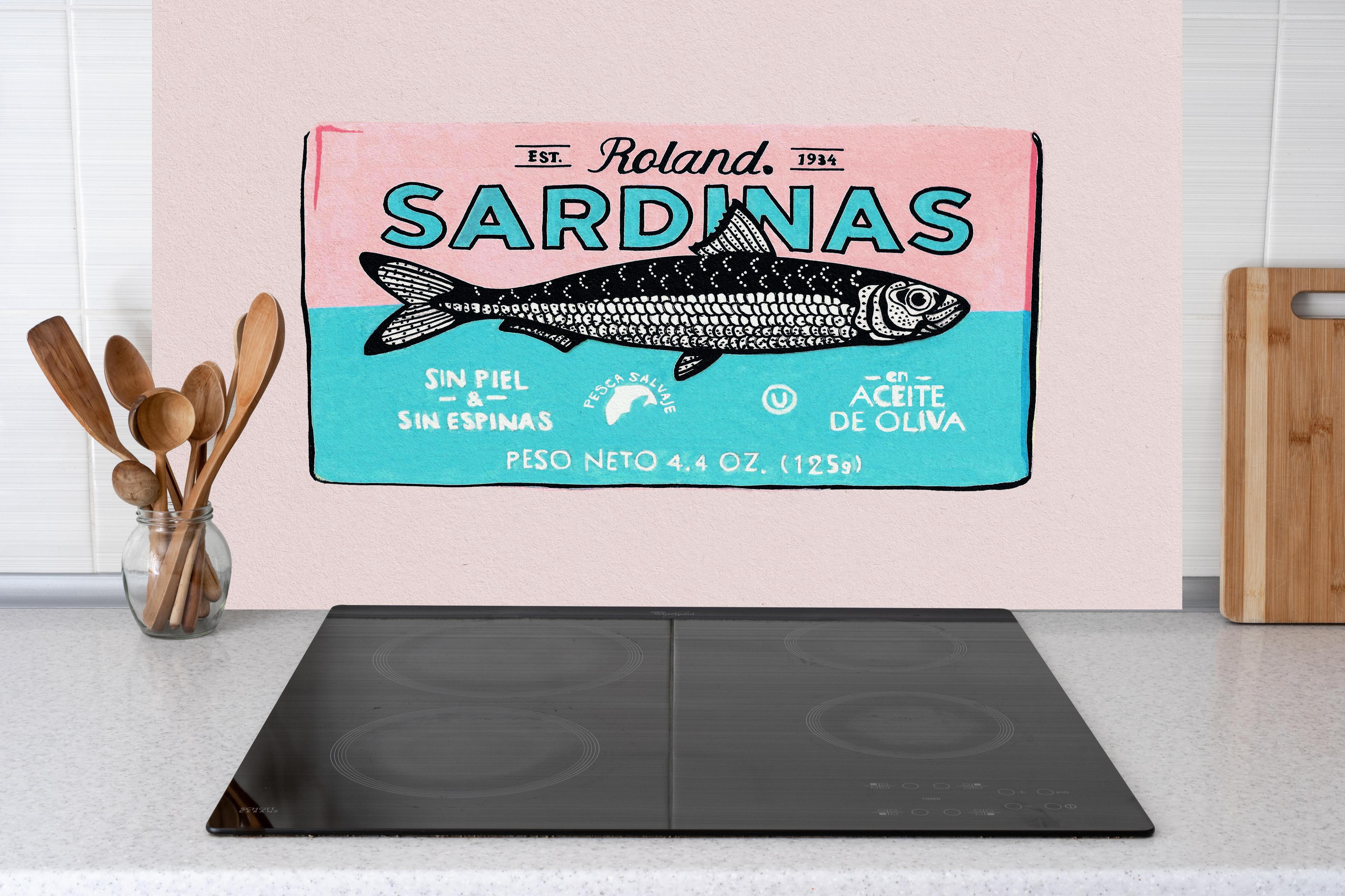 Küche - Roland Sardinas hinter weißen Hochglanz-Küchenregalen und schwarzem Wasserhahn