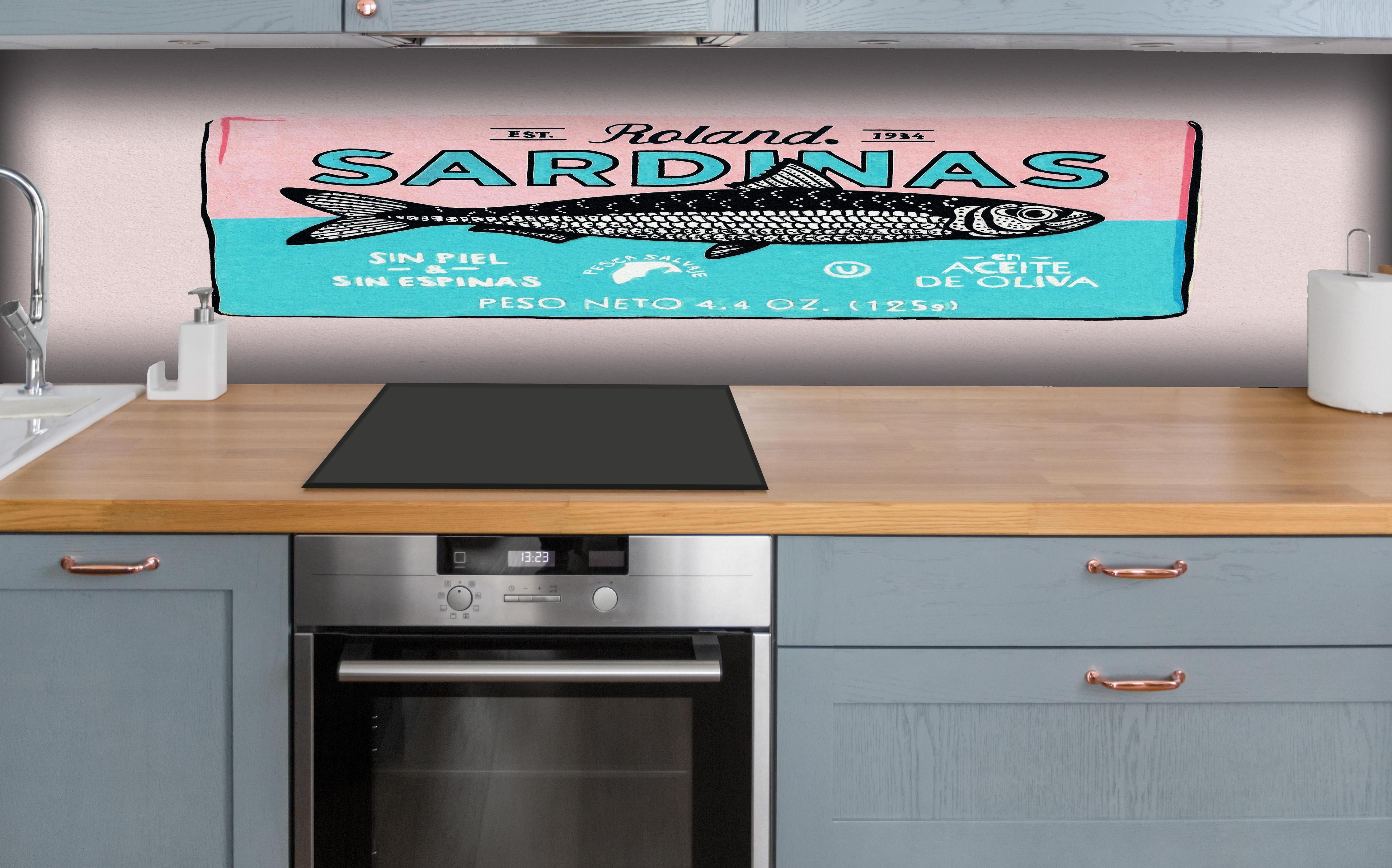 Küche - Roland Sardinas hinter weißen Hochglanz-Küchenregalen und schwarzem Wasserhahn