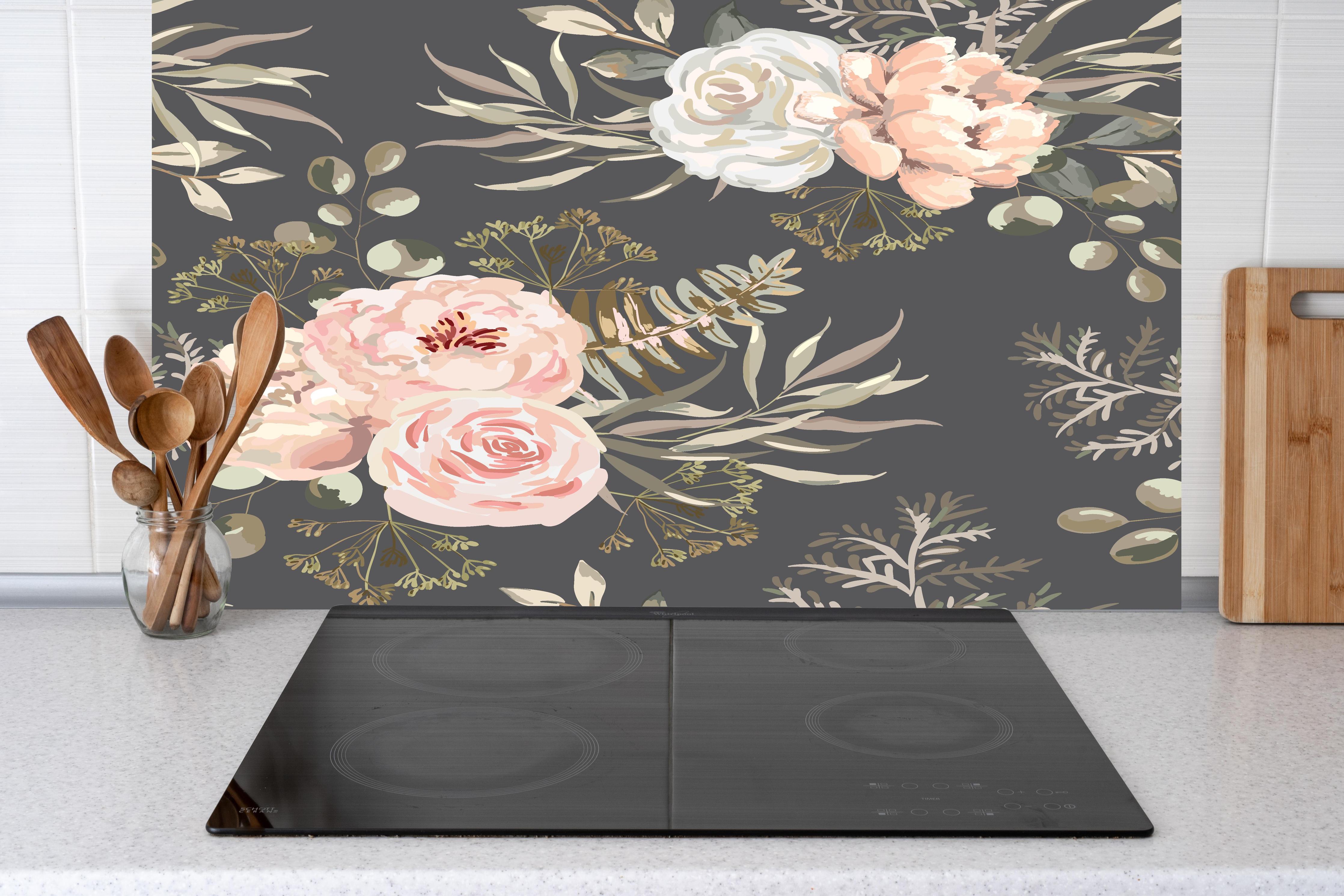 Küche - Rosa Blüten Dunkelgrau Muster hinter weißen Hochglanz-Küchenregalen und schwarzem Wasserhahn