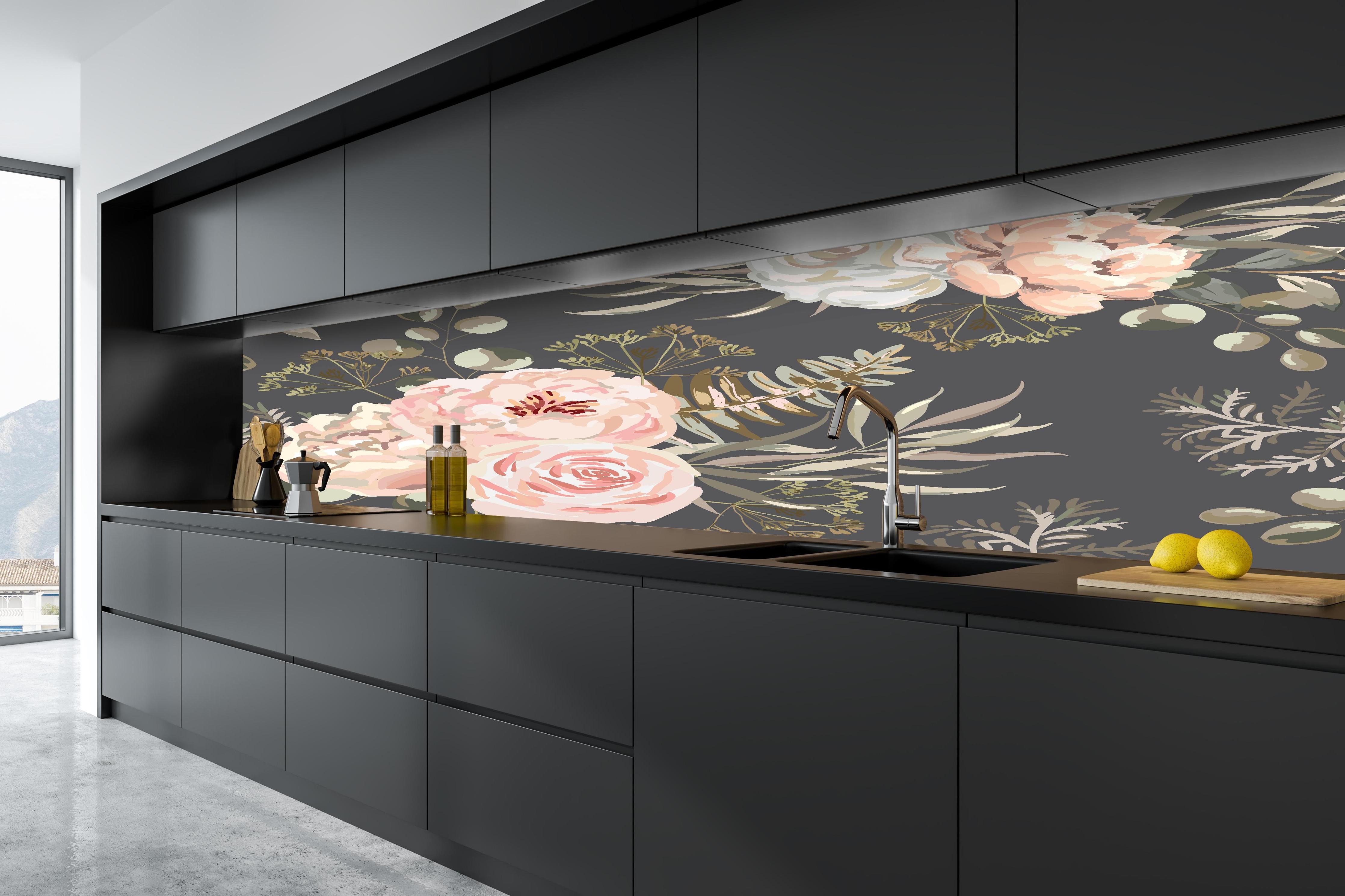 Küche - Rosa Blüten Dunkelgrau Muster hinter weißen Hochglanz-Küchenregalen und schwarzem Wasserhahn