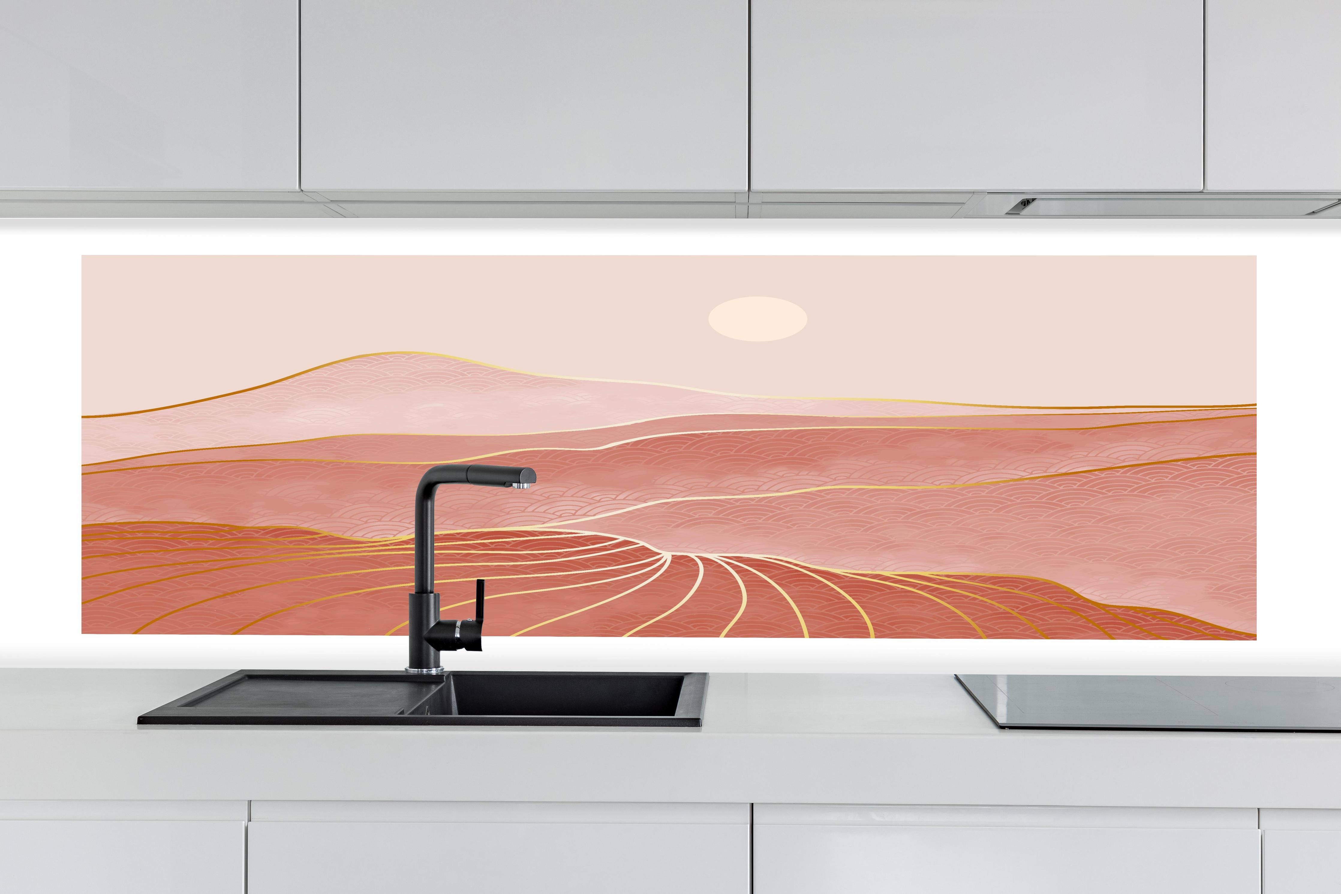 Küche - Rosa-Hügellandschaft bei Sonnenuntergang hinter weißen Hochglanz-Küchenregalen und schwarzem Wasserhahn
