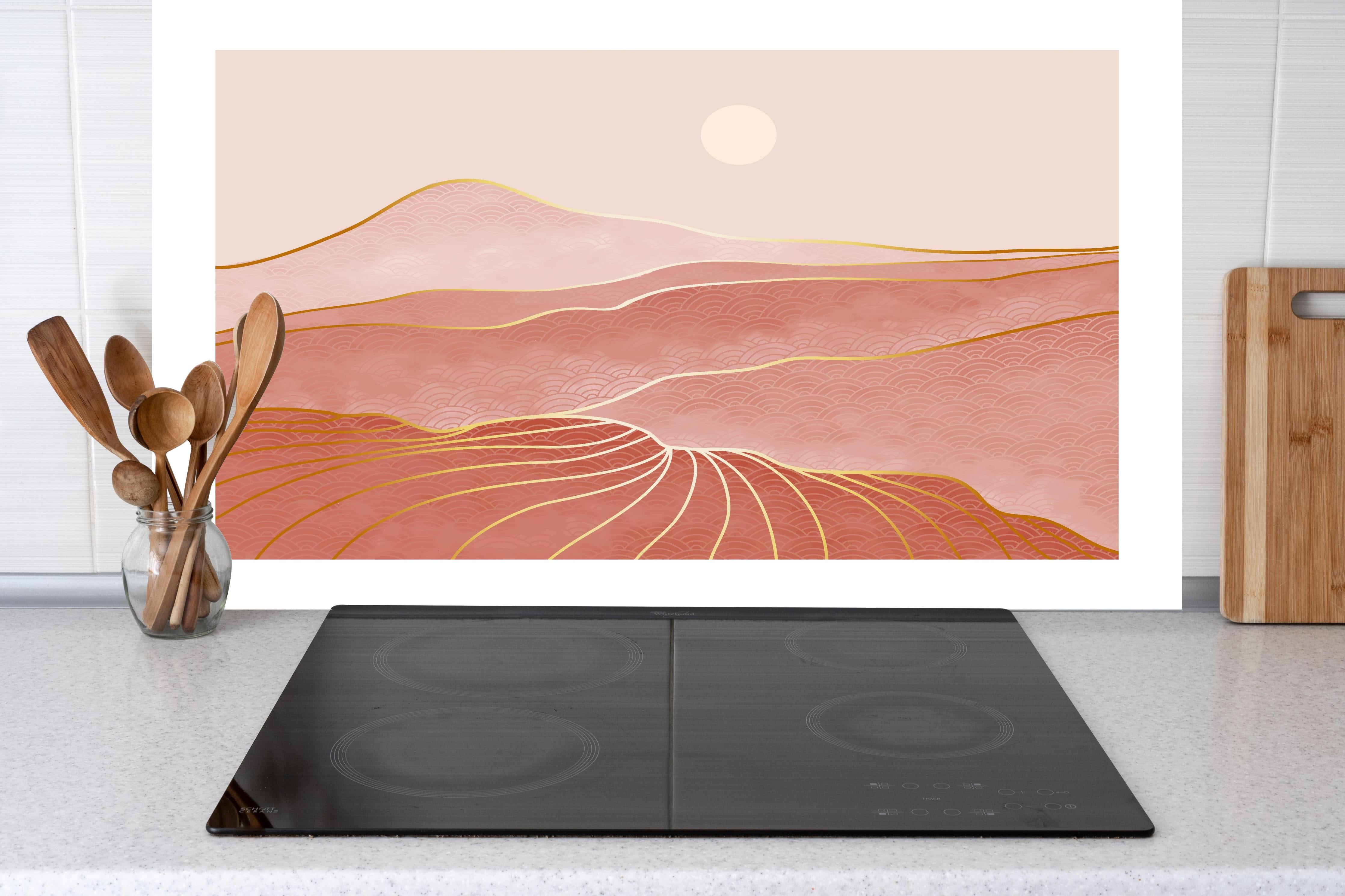 Küche - Rosa-Hügellandschaft bei Sonnenuntergang hinter weißen Hochglanz-Küchenregalen und schwarzem Wasserhahn