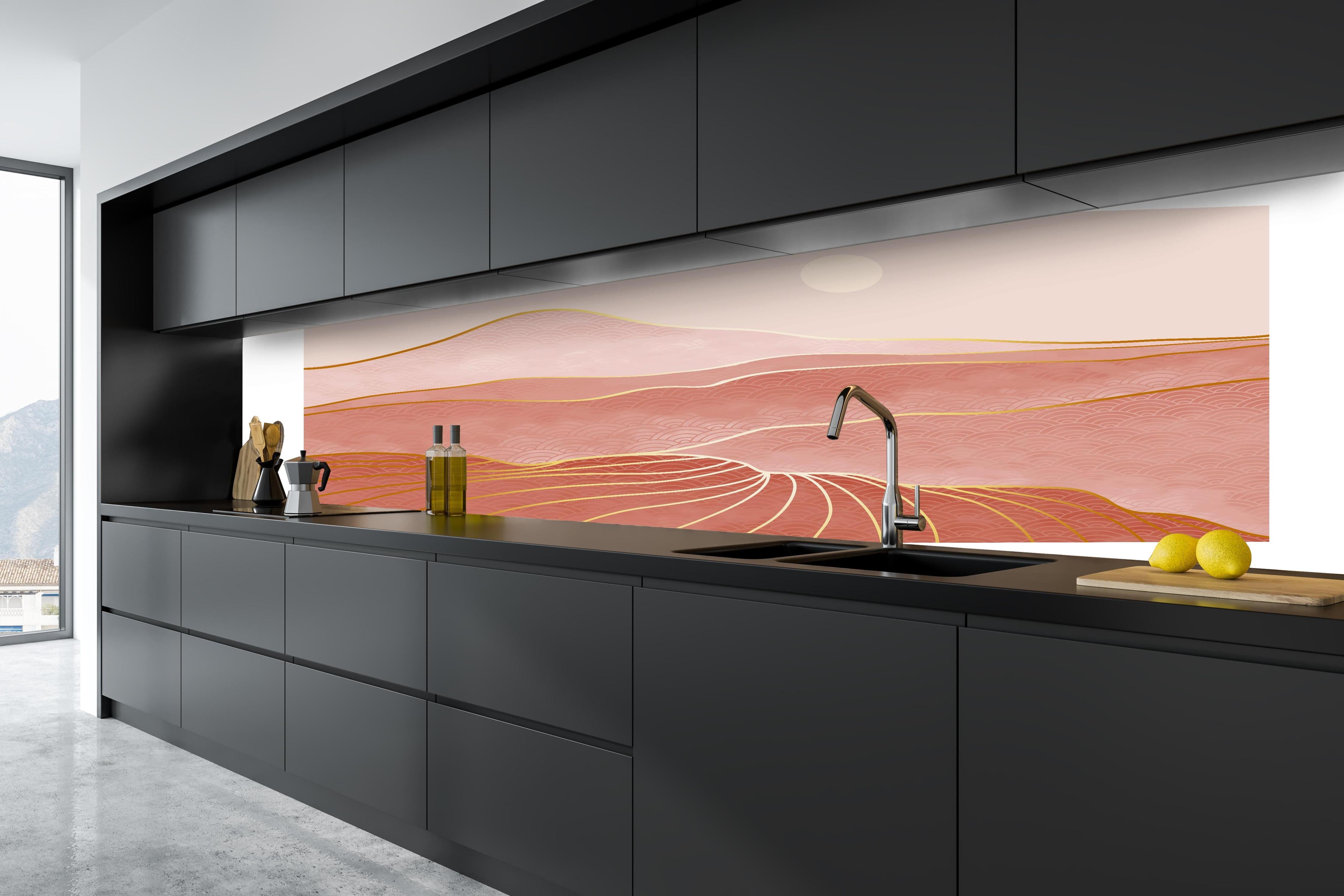 Küche - Rosa-Hügellandschaft bei Sonnenuntergang hinter weißen Hochglanz-Küchenregalen und schwarzem Wasserhahn