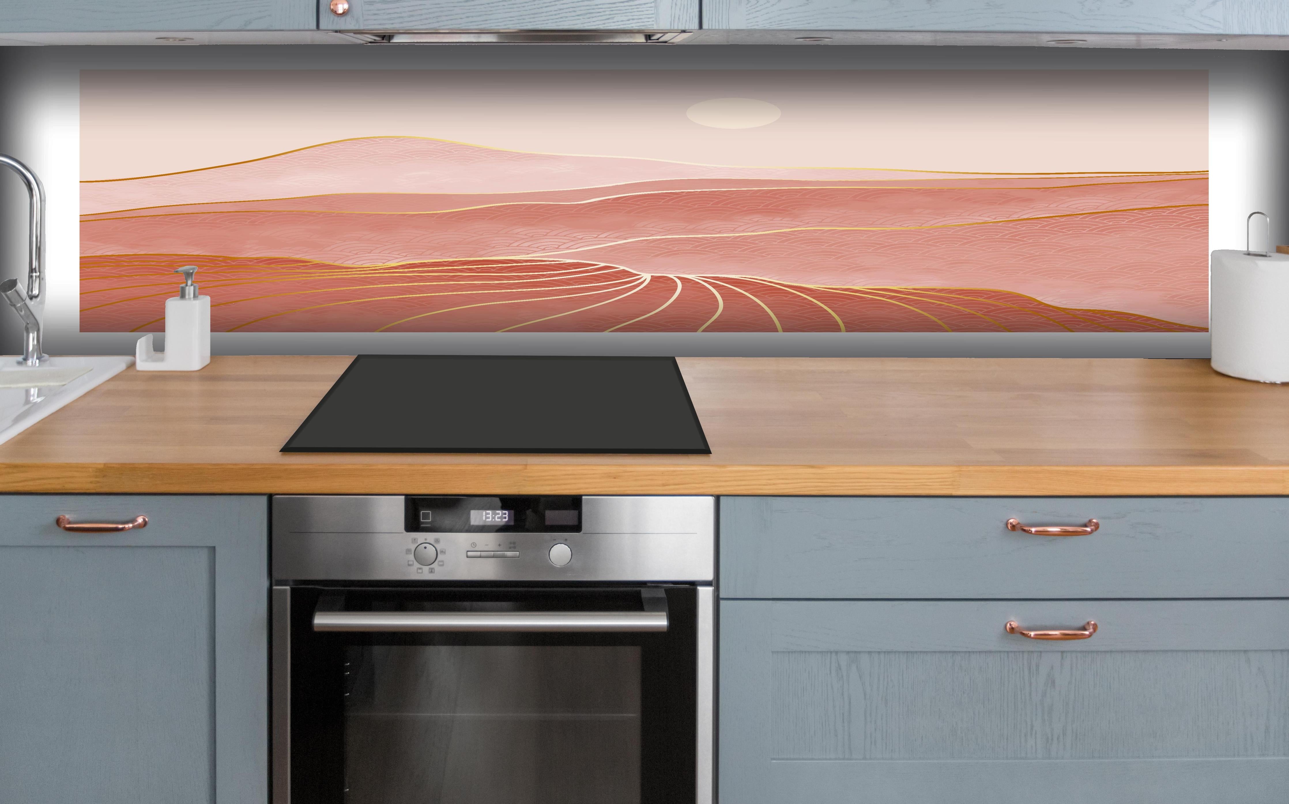 Küche - Rosa-Hügellandschaft bei Sonnenuntergang hinter weißen Hochglanz-Küchenregalen und schwarzem Wasserhahn