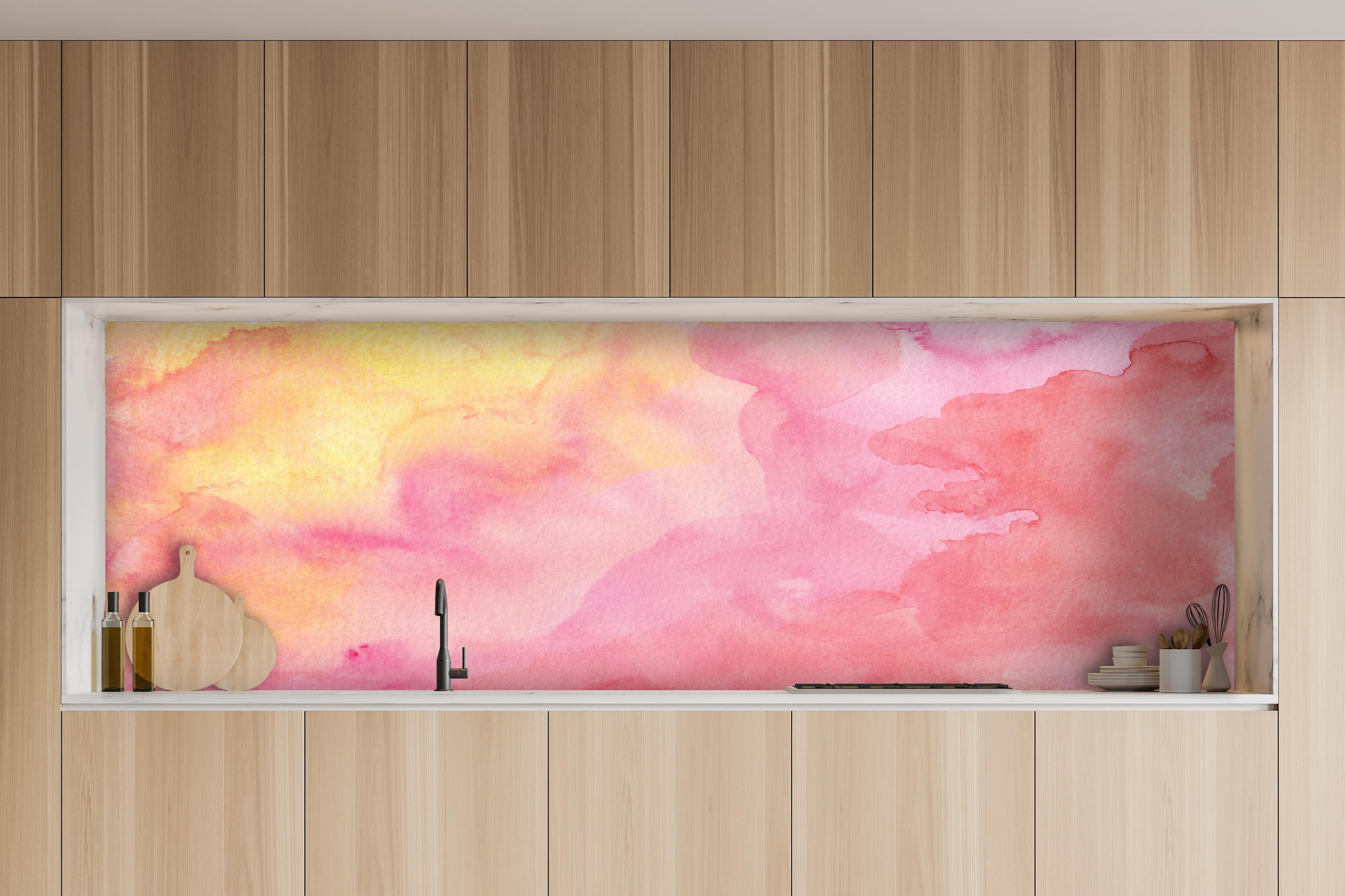 Küche - Rosa Verwaschenes Farben-Design hinter weißen Hochglanz-Küchenregalen und schwarzem Wasserhahn