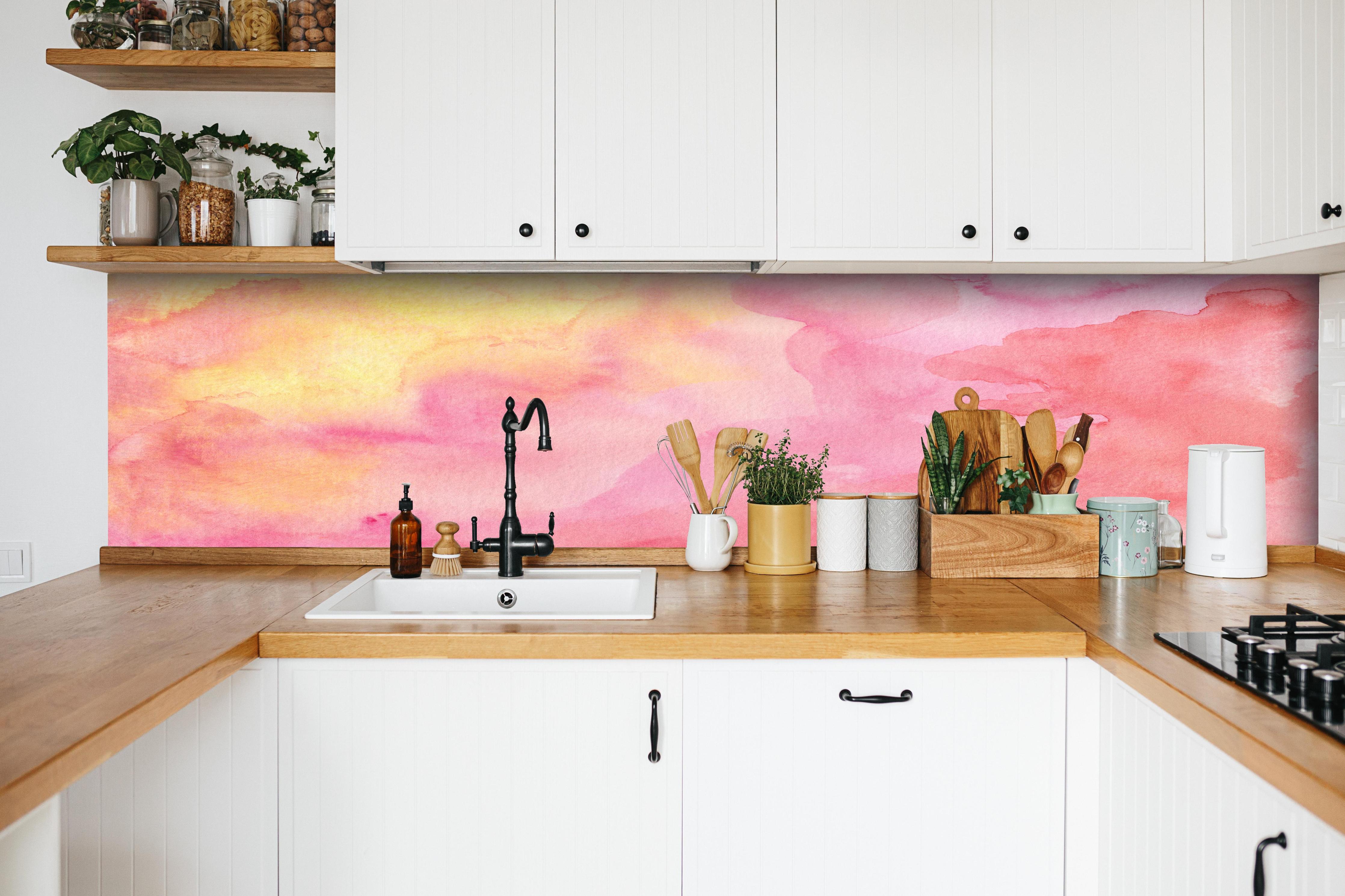Küche - Rosa Verwaschenes Farben-Design hinter weißen Hochglanz-Küchenregalen und schwarzem Wasserhahn