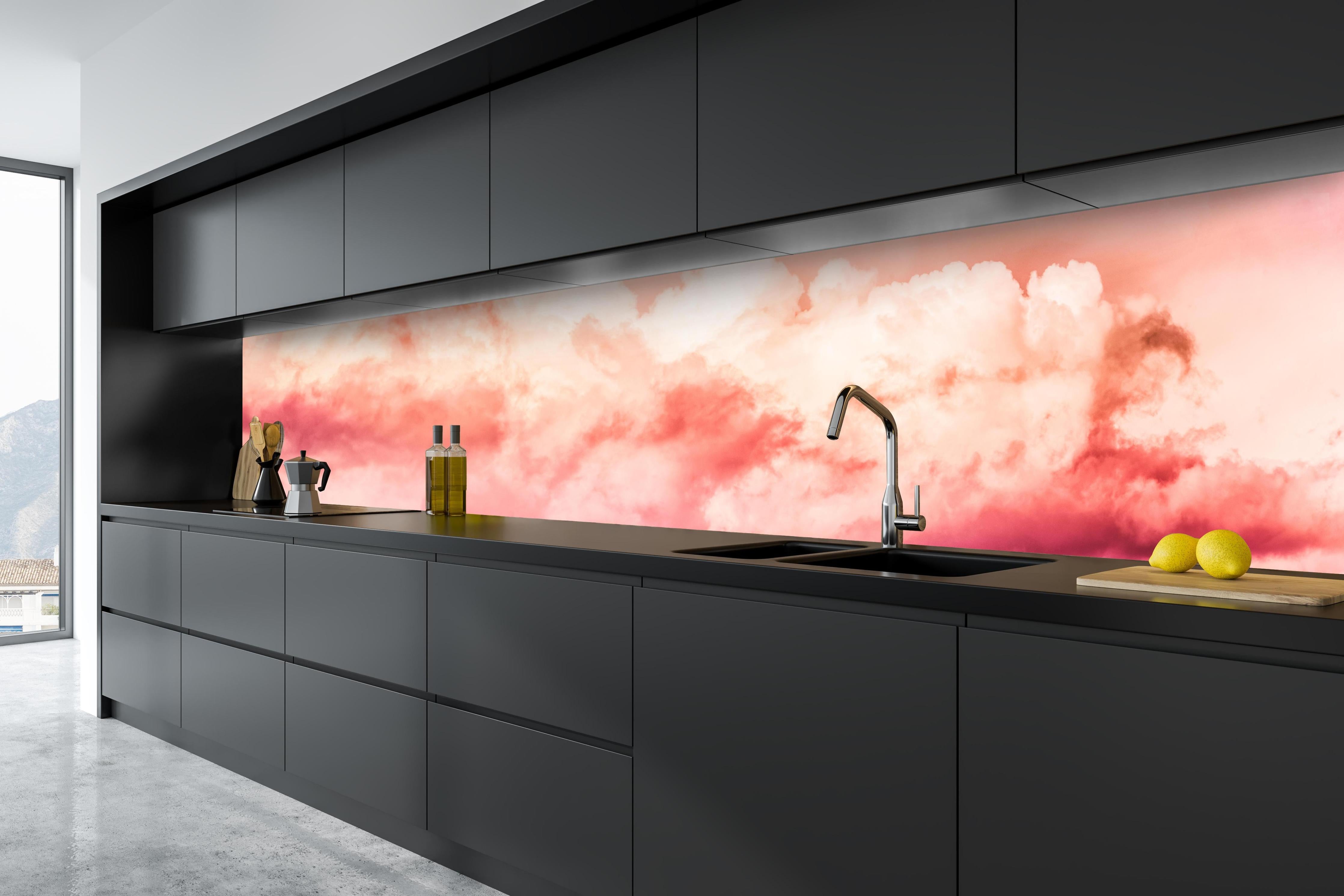 Küche - Rosa Wolkenhimmel hinter weißen Hochglanz-Küchenregalen und schwarzem Wasserhahn
