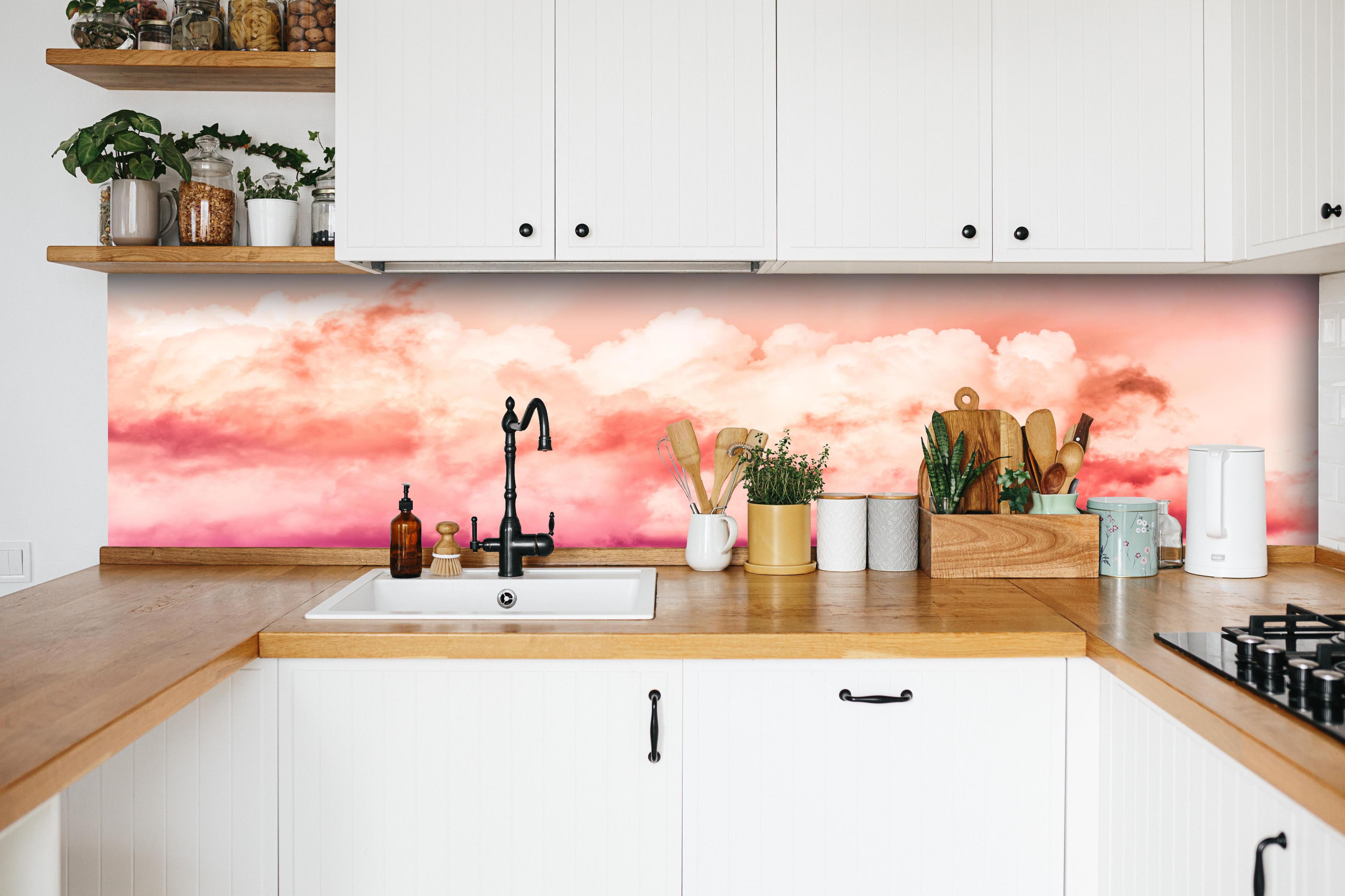 Küche - Rosa Wolkenhimmel hinter weißen Hochglanz-Küchenregalen und schwarzem Wasserhahn