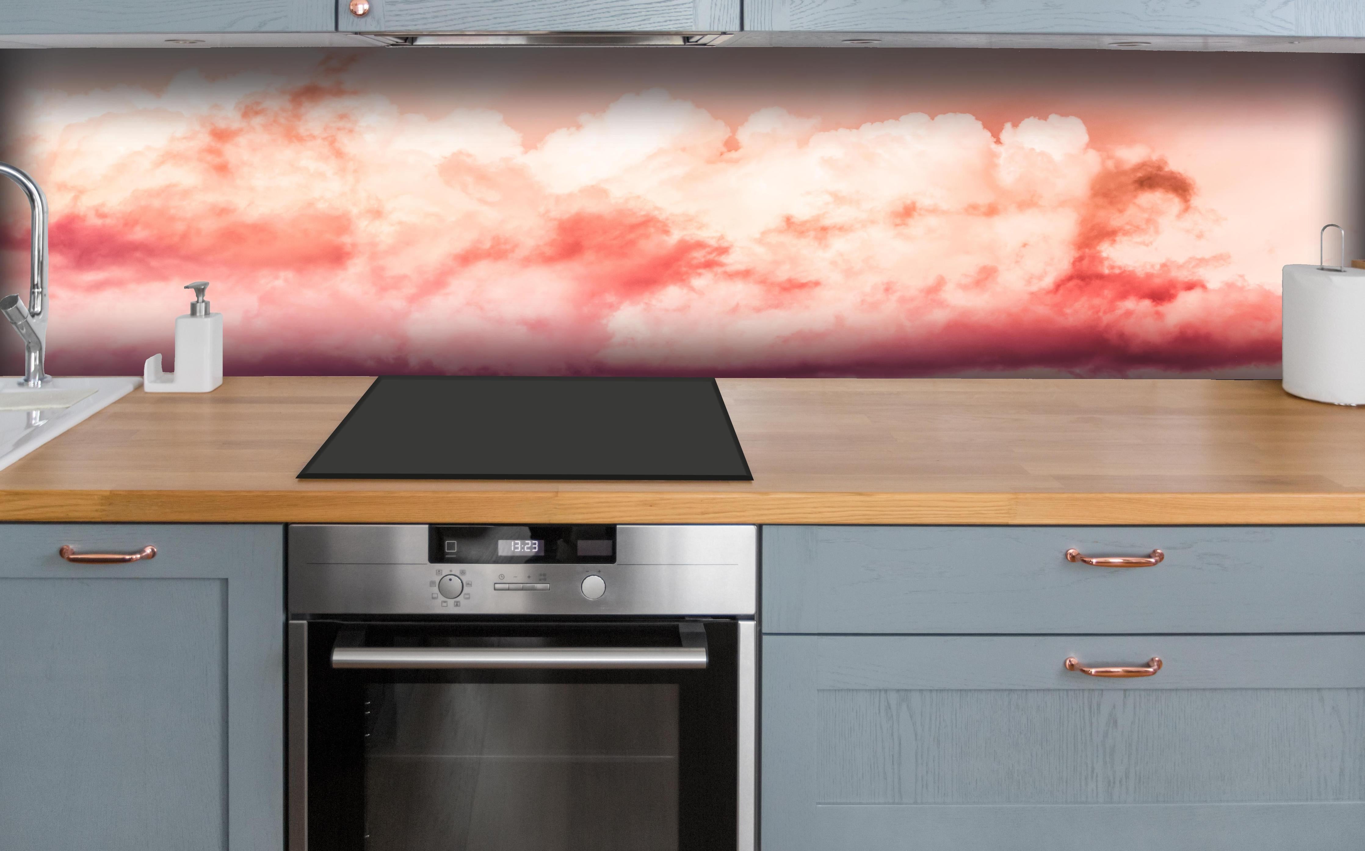 Küche - Rosa Wolkenhimmel hinter weißen Hochglanz-Küchenregalen und schwarzem Wasserhahn