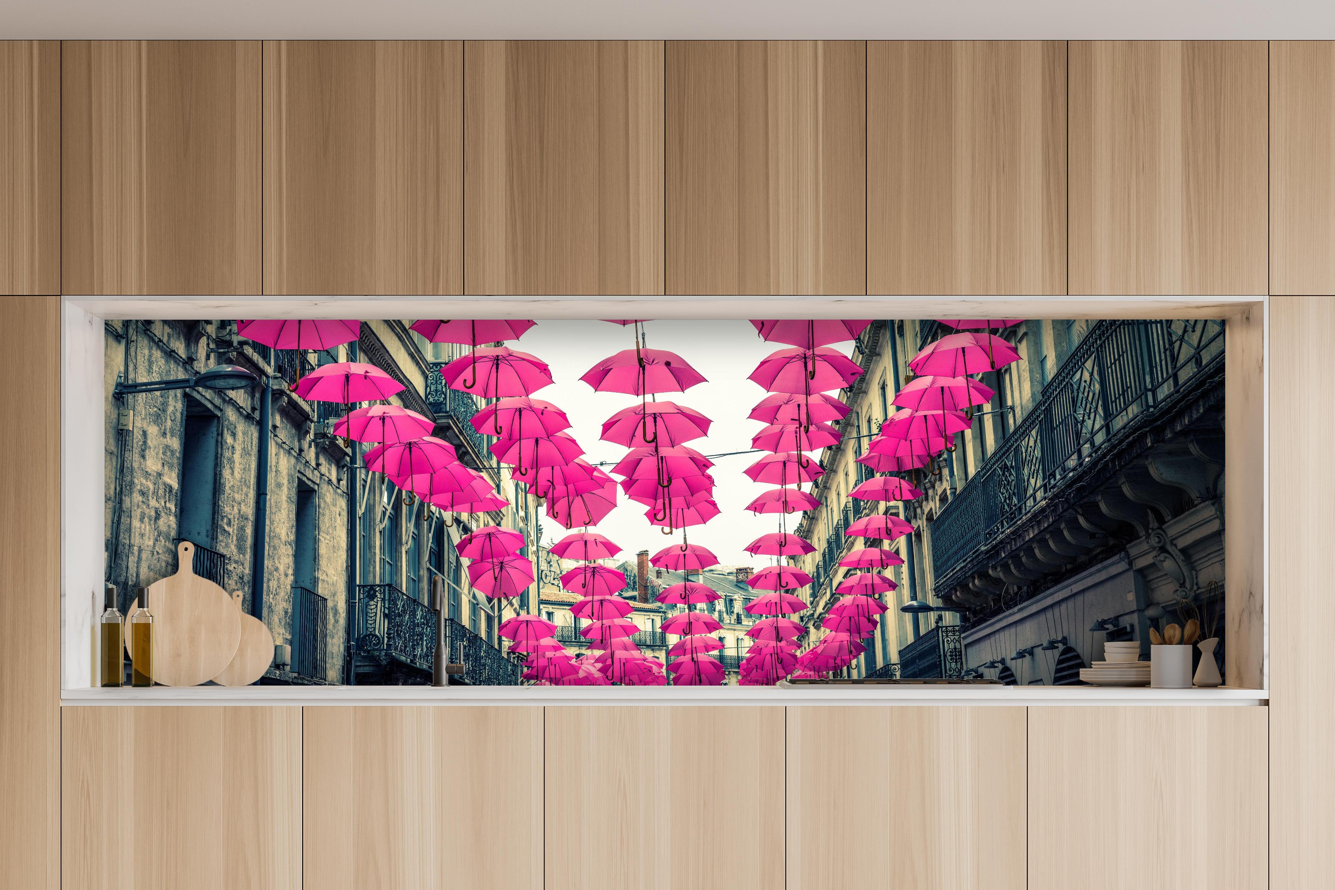 Küche - Rosafarbene Regenschirme als Straßenkunst hinter weißen Hochglanz-Küchenregalen und schwarzem Wasserhahn