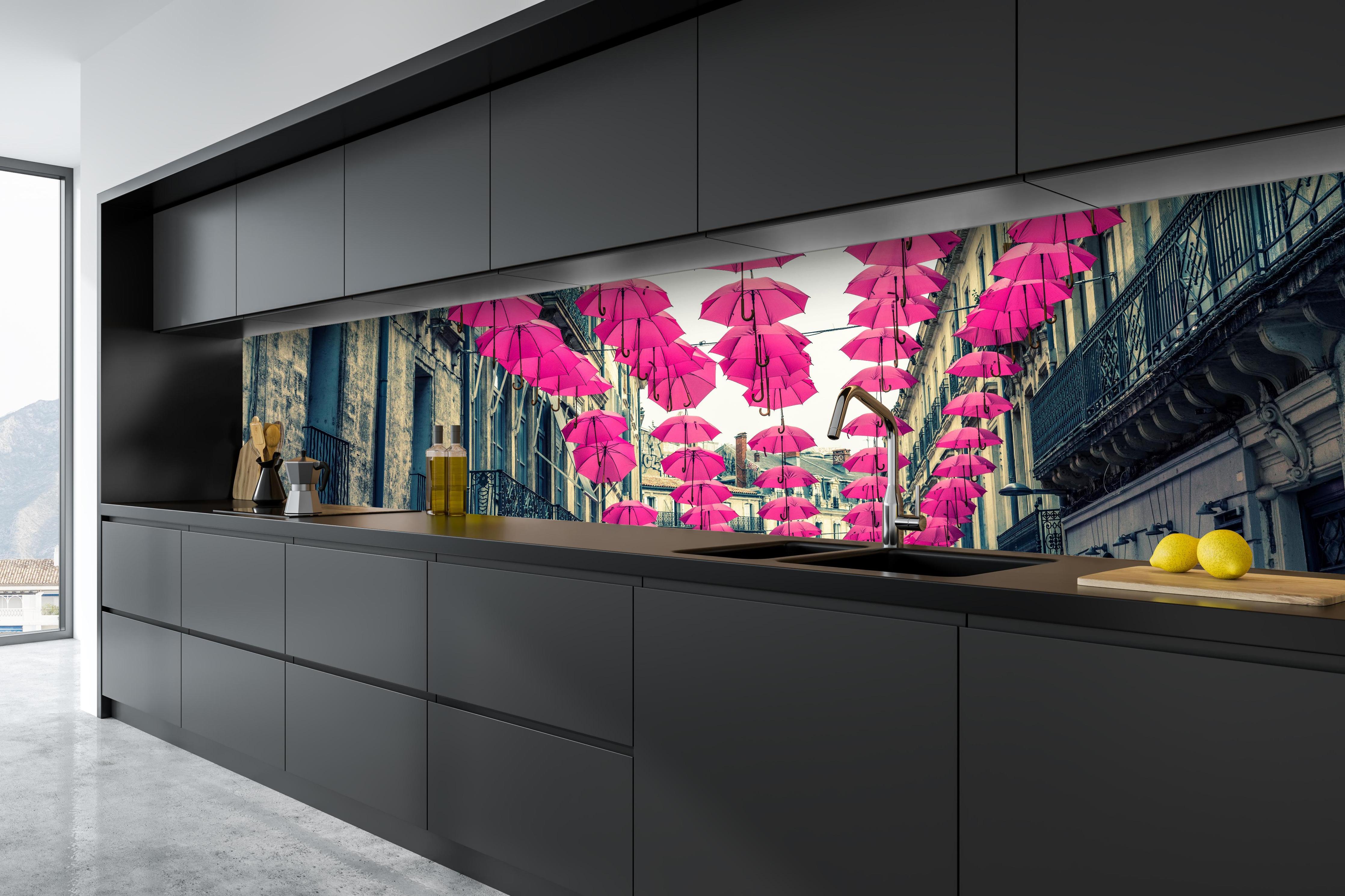 Küche - Rosafarbene Regenschirme als Straßenkunst hinter weißen Hochglanz-Küchenregalen und schwarzem Wasserhahn