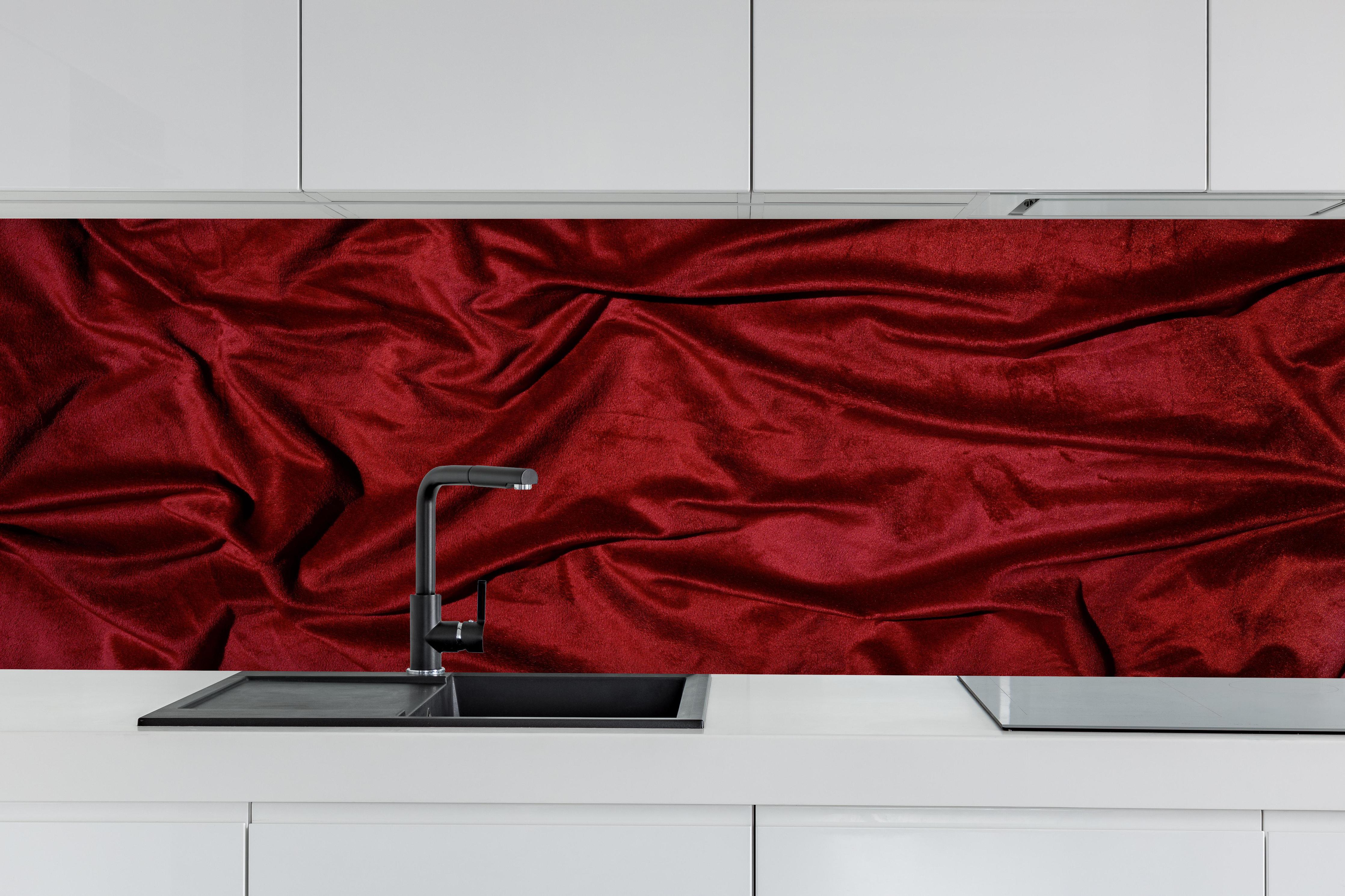 Küche - Rote Satin Seide hinter weißen Hochglanz-Küchenregalen und schwarzem Wasserhahn