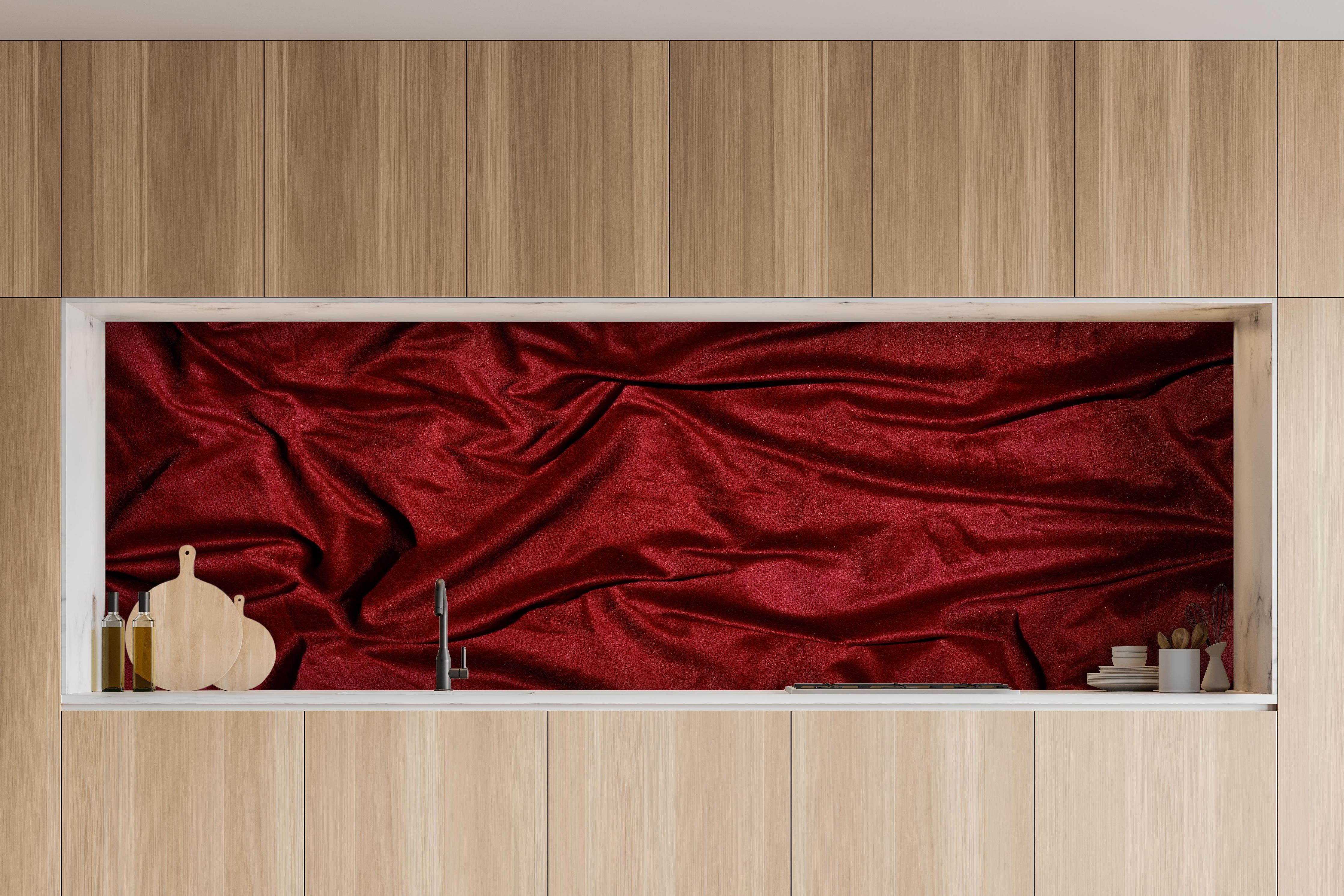 Küche - Rote Satin Seide hinter weißen Hochglanz-Küchenregalen und schwarzem Wasserhahn