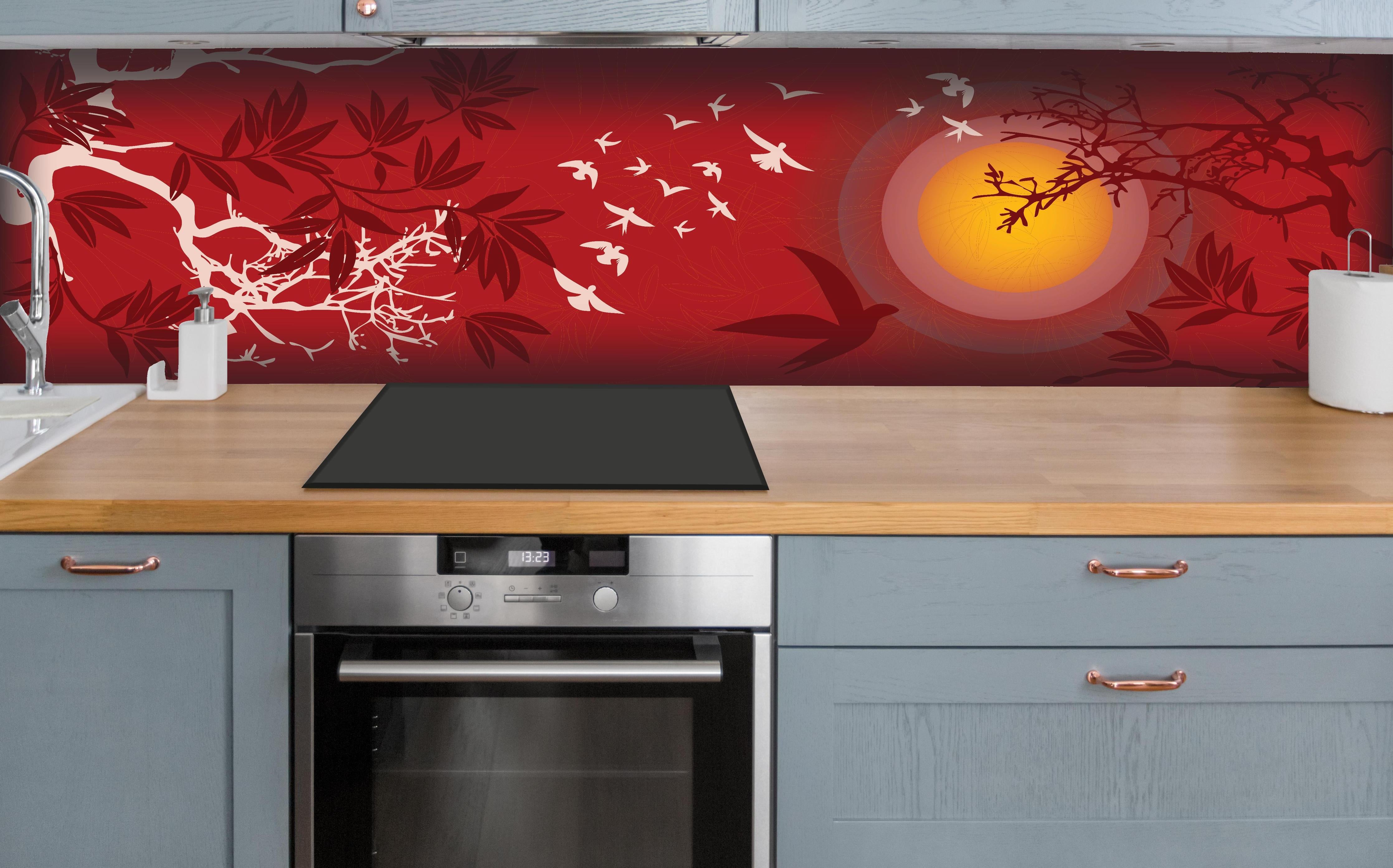 Küche - Roter Himmel Vogelschwarm Silhouetten hinter weißen Hochglanz-Küchenregalen und schwarzem Wasserhahn