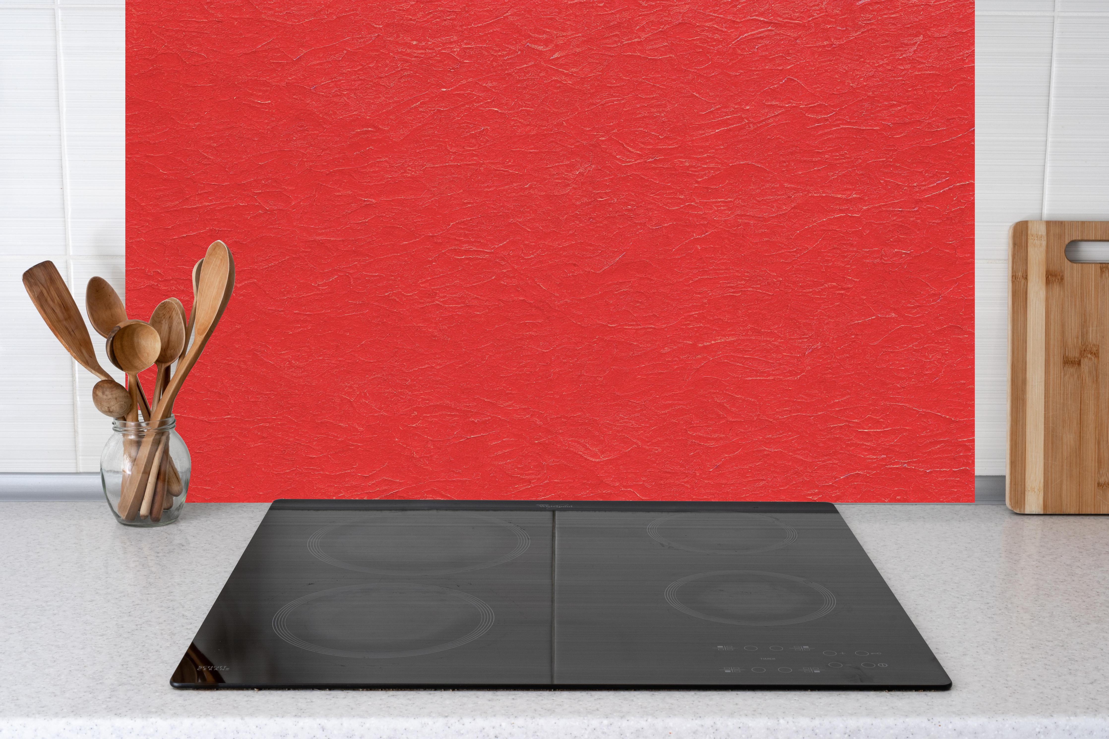 Küche - Rotes Wandmuster hinter weißen Hochglanz-Küchenregalen und schwarzem Wasserhahn