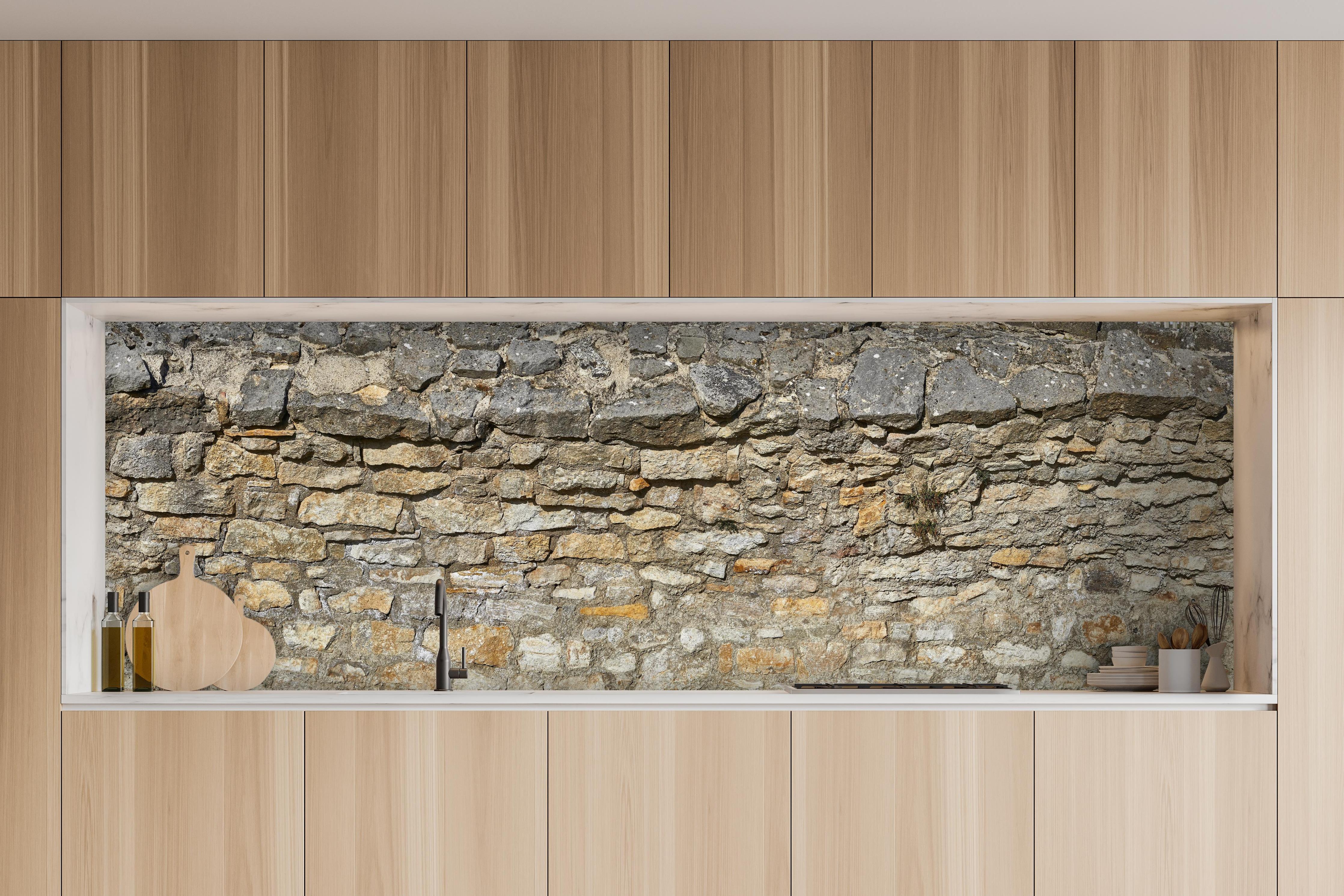 Küche - Rustikale Burgmauer hinter weißen Hochglanz-Küchenregalen und schwarzem Wasserhahn