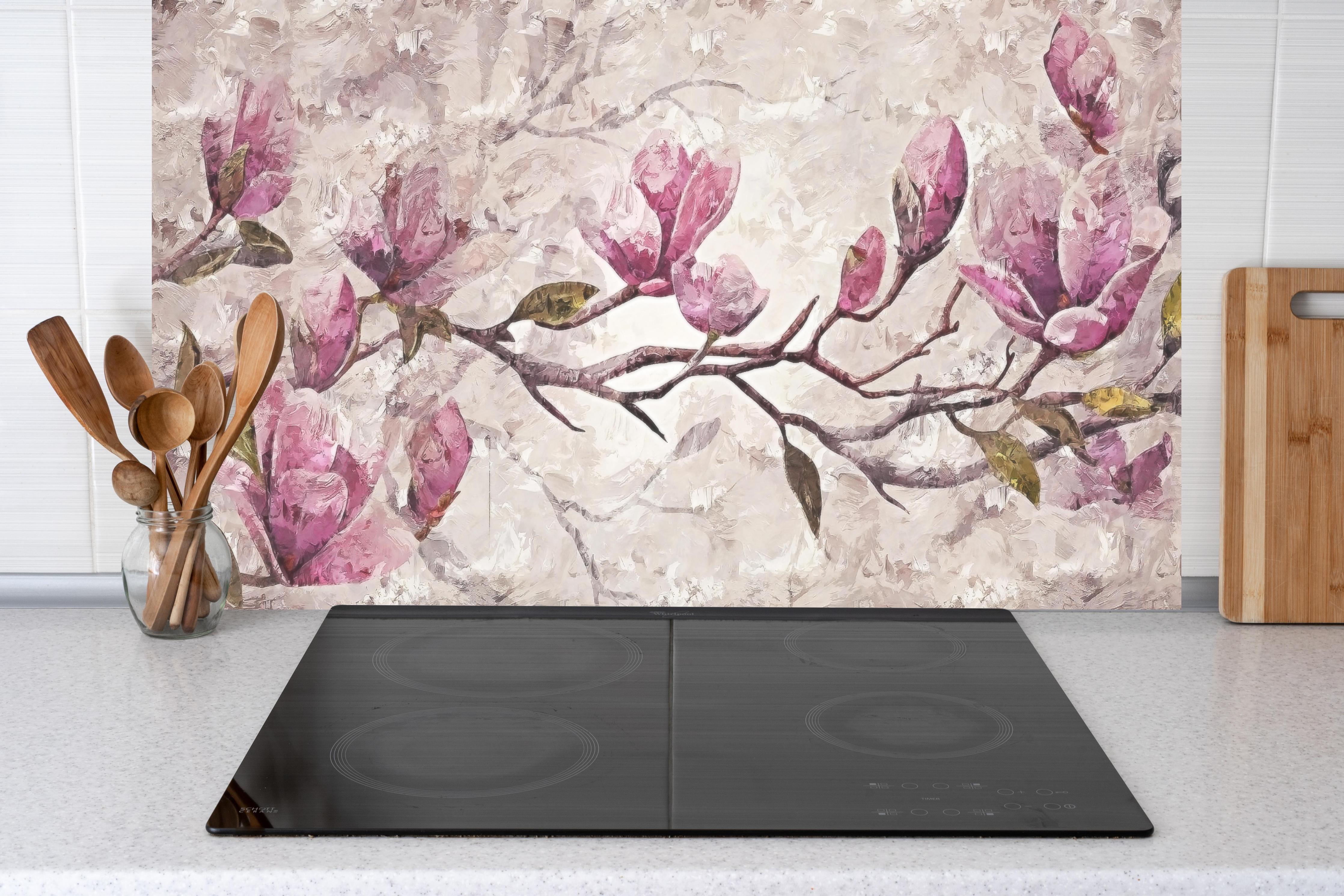 Küche - Sakura Baum - Gemälde hinter weißen Hochglanz-Küchenregalen und schwarzem Wasserhahn