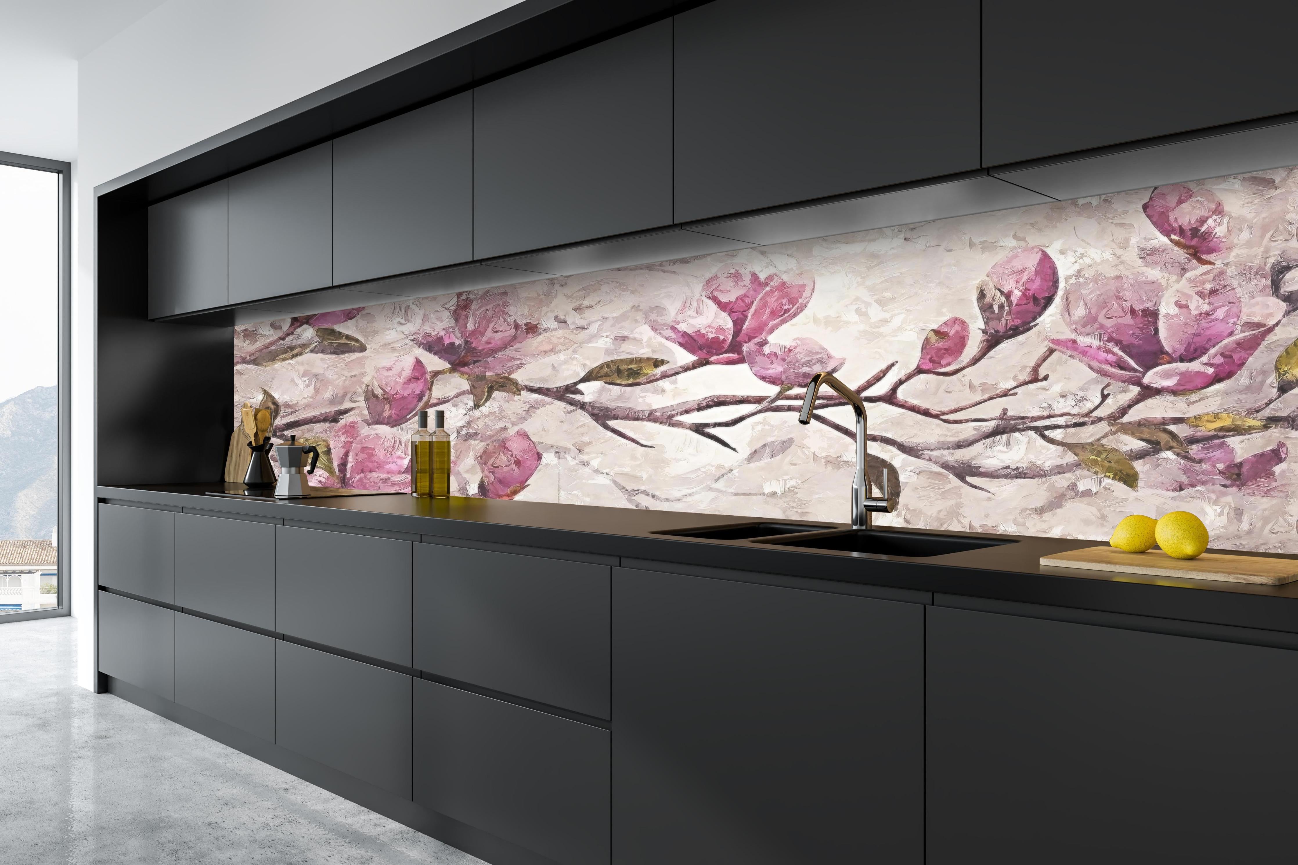 Küche - Sakura Baum - Gemälde hinter weißen Hochglanz-Küchenregalen und schwarzem Wasserhahn