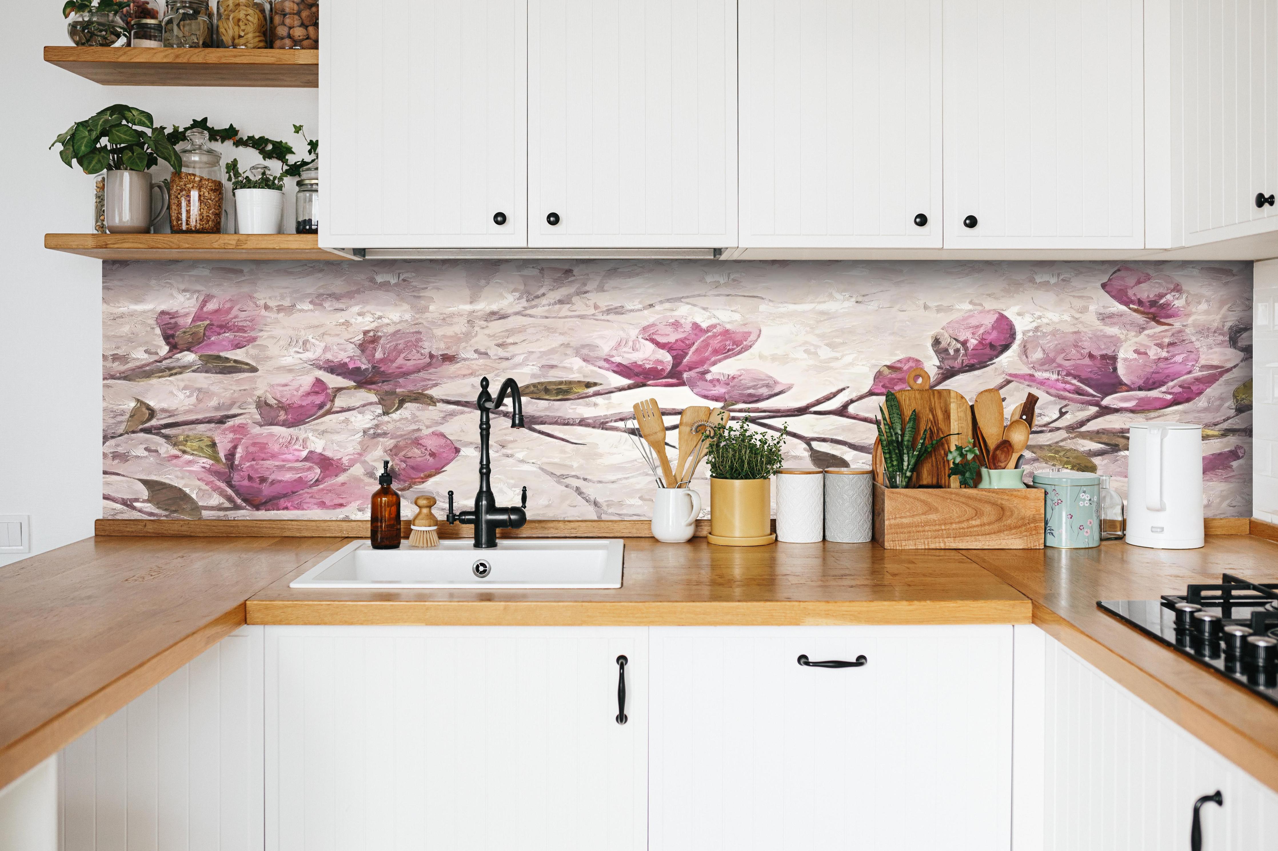 Küche - Sakura Baum - Gemälde hinter weißen Hochglanz-Küchenregalen und schwarzem Wasserhahn