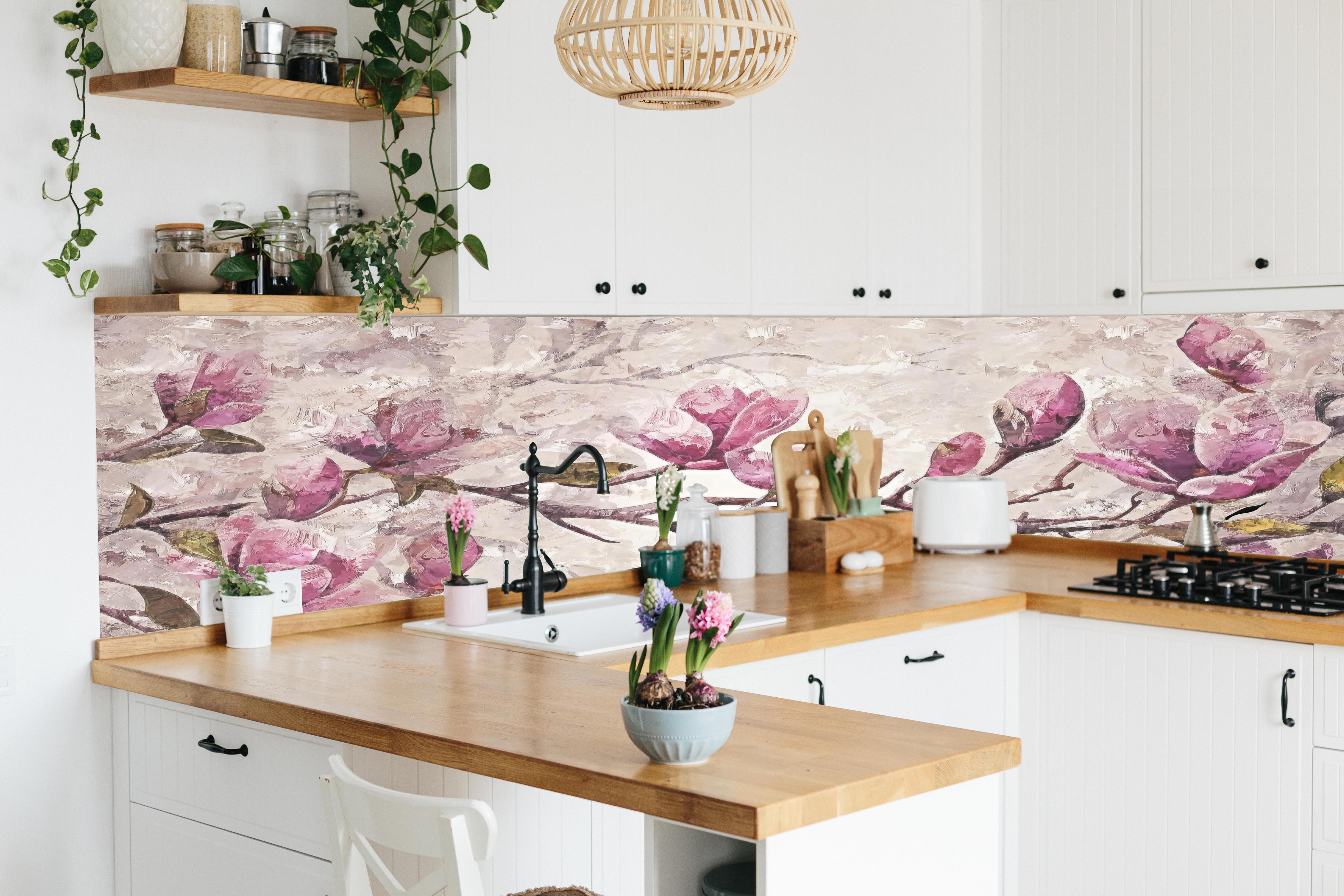 Küche - Sakura Baum - Gemälde hinter weißen Hochglanz-Küchenregalen und schwarzem Wasserhahn