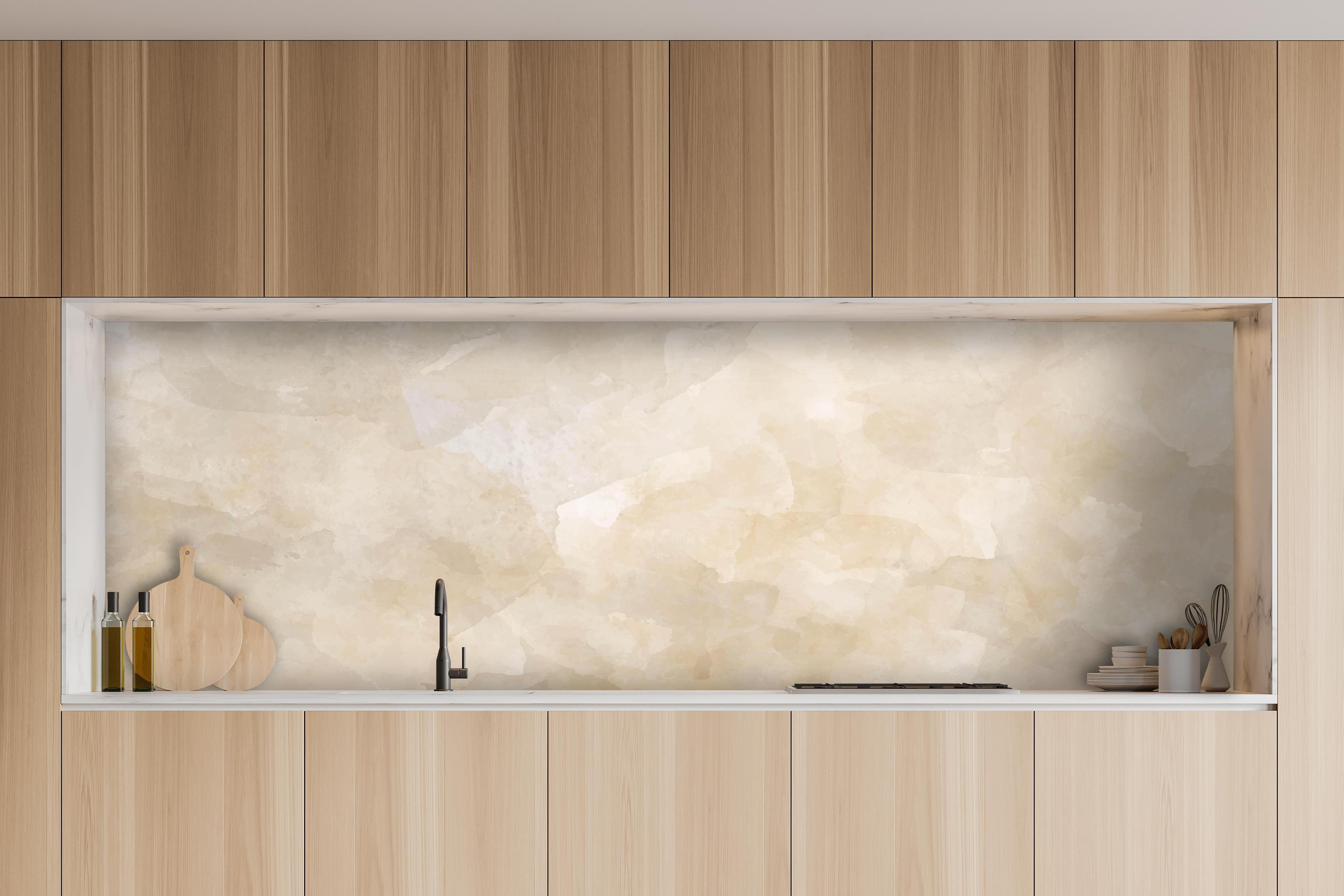 Küche - Sanfte Beige-Creme Marmoroptik Texture hinter weißen Hochglanz-Küchenregalen und schwarzem Wasserhahn