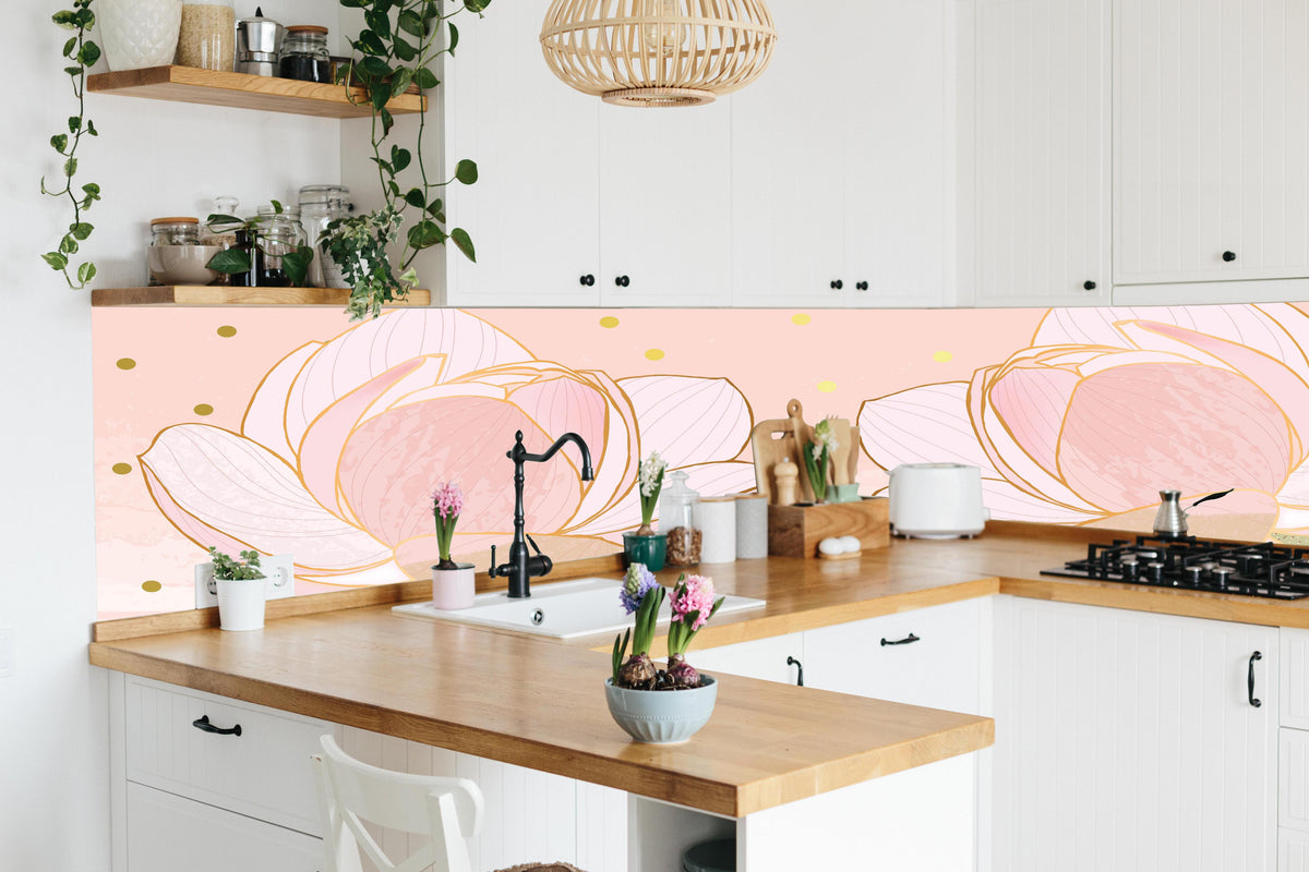 Küche - Sanfte rosa Lotusblumen Kunstbild hinter weißen Hochglanz-Küchenregalen und schwarzem Wasserhahn