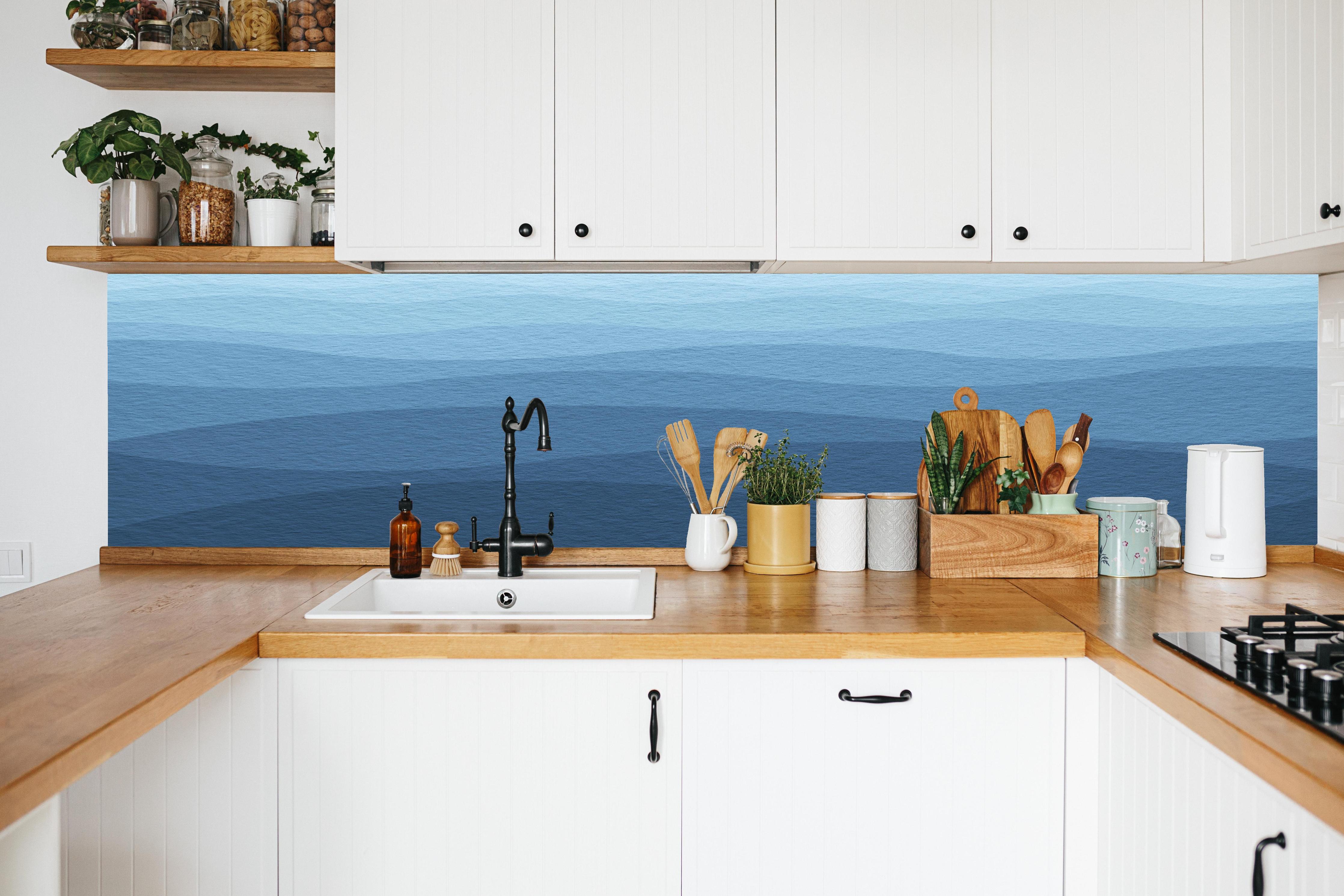 Küche - Sanfte und moderne blau-gradient Wellenstruktur für entspannende Hintergründe hinter weißen Hochglanz-Küchenregalen und schwarzem Wasserhahn