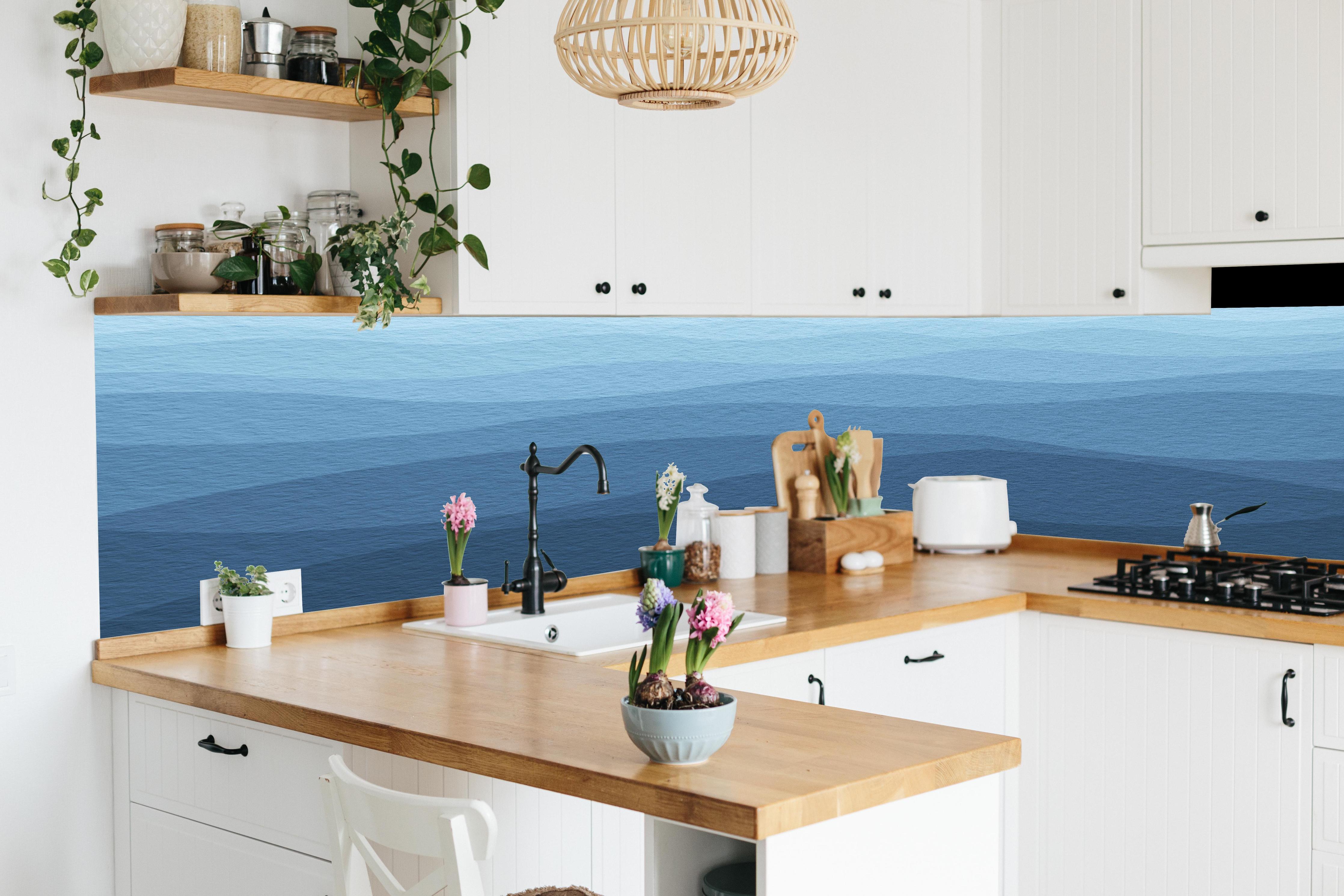 Küche - Sanfte und moderne blau-gradient Wellenstruktur für entspannende Hintergründe hinter weißen Hochglanz-Küchenregalen und schwarzem Wasserhahn