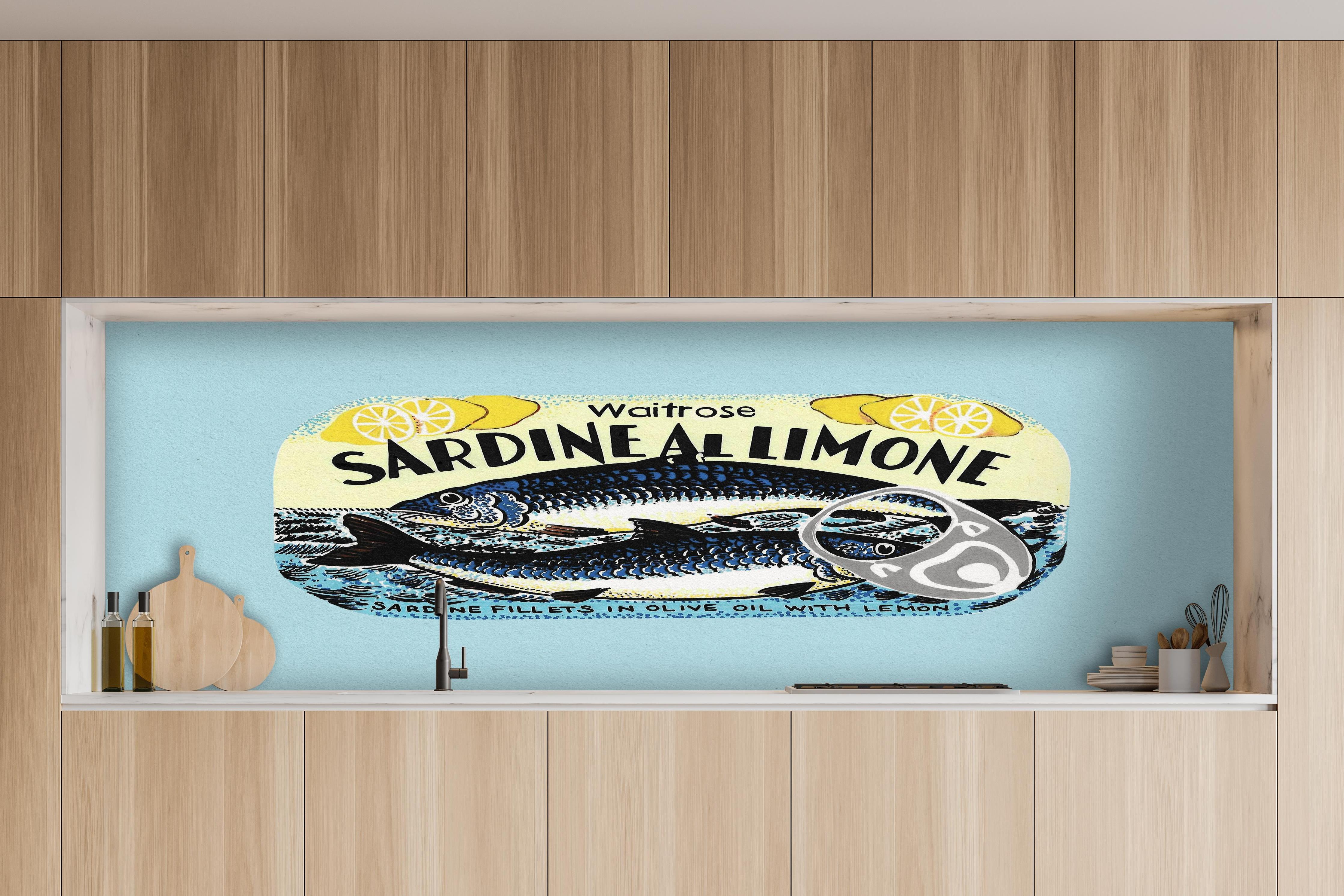 Küche - Sardine Al Limone hinter weißen Hochglanz-Küchenregalen und schwarzem Wasserhahn