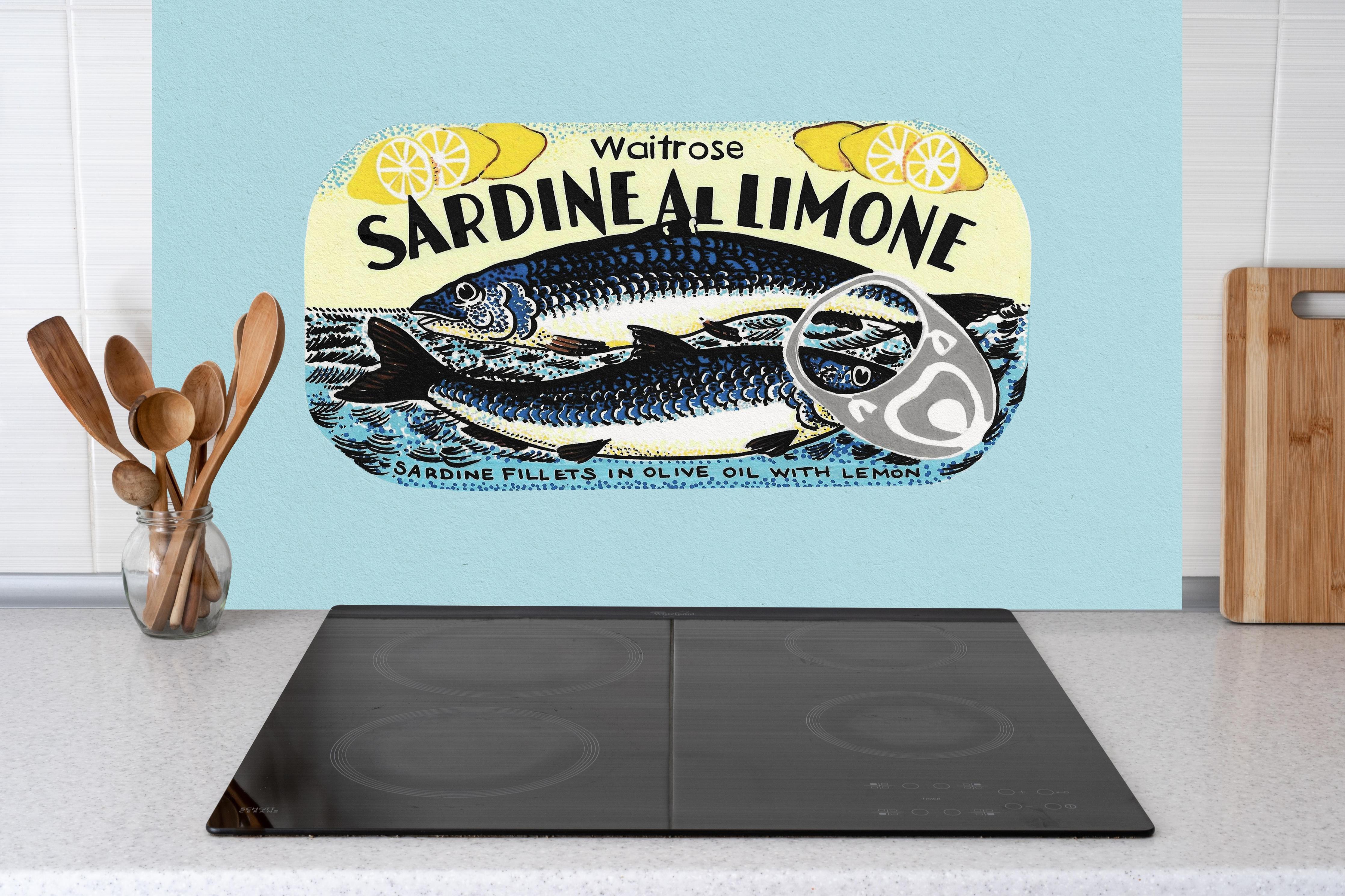 Küche - Sardine Al Limone hinter weißen Hochglanz-Küchenregalen und schwarzem Wasserhahn