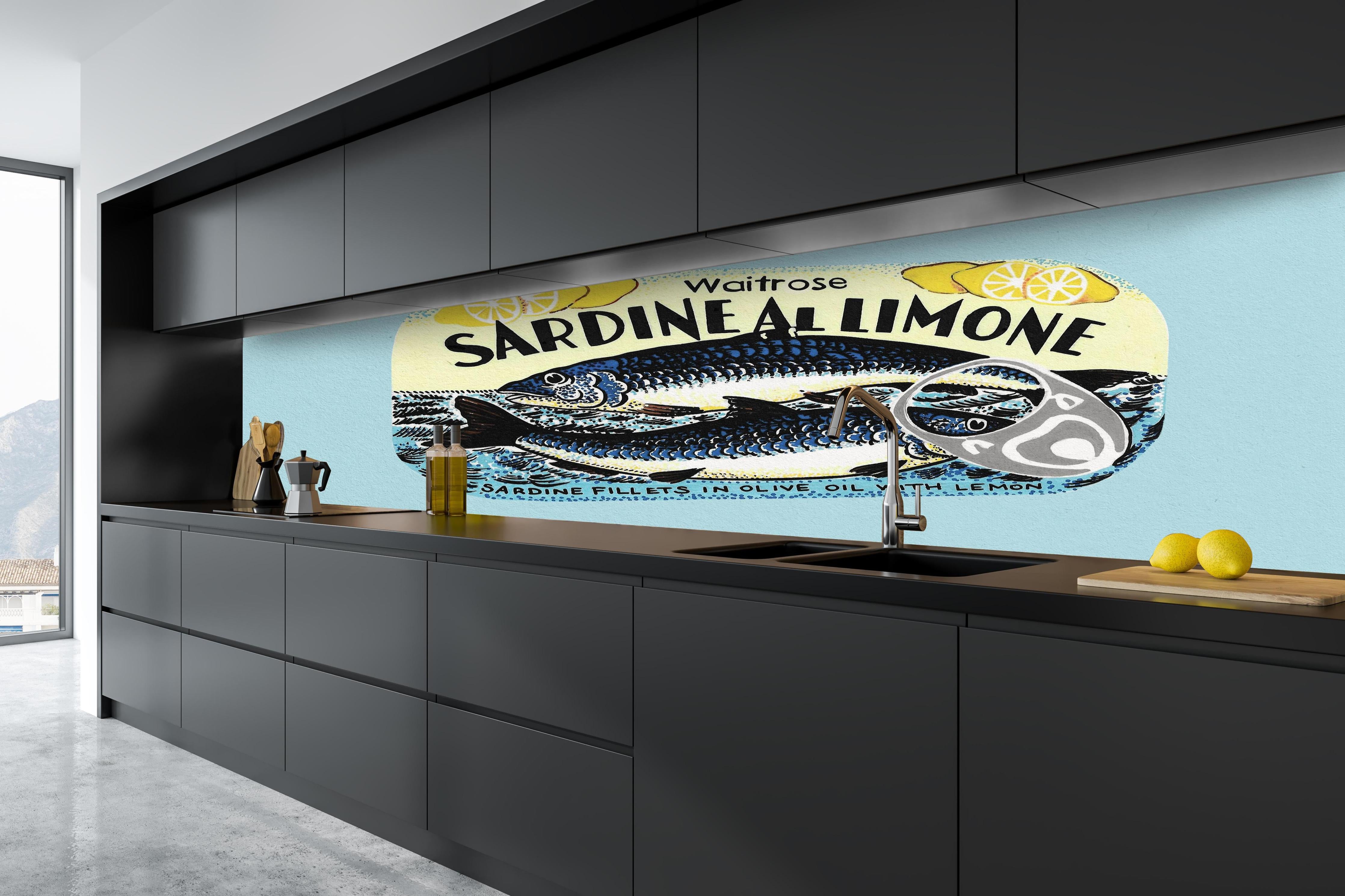 Küche - Sardine Al Limone hinter weißen Hochglanz-Küchenregalen und schwarzem Wasserhahn