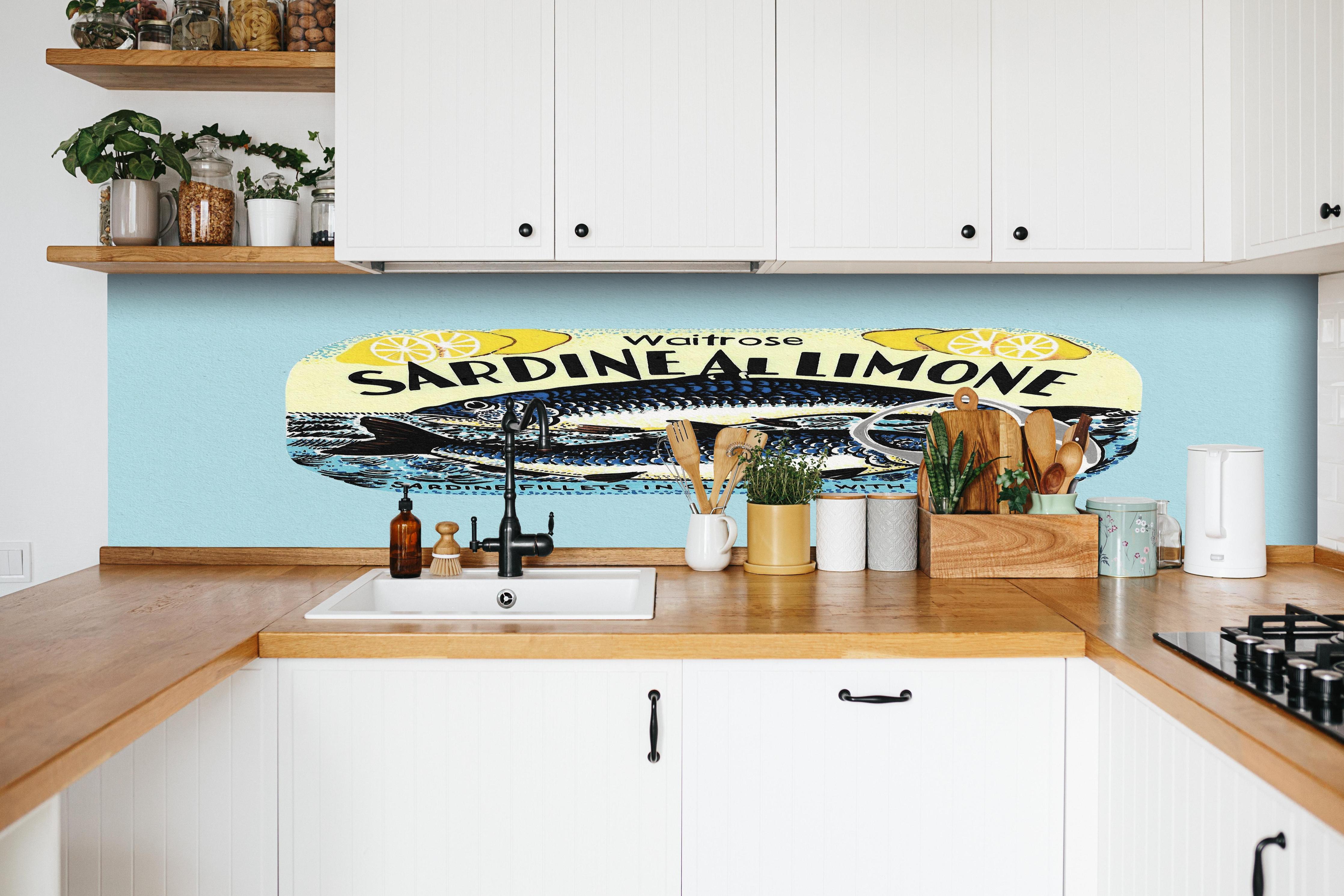 Küche - Sardine Al Limone hinter weißen Hochglanz-Küchenregalen und schwarzem Wasserhahn