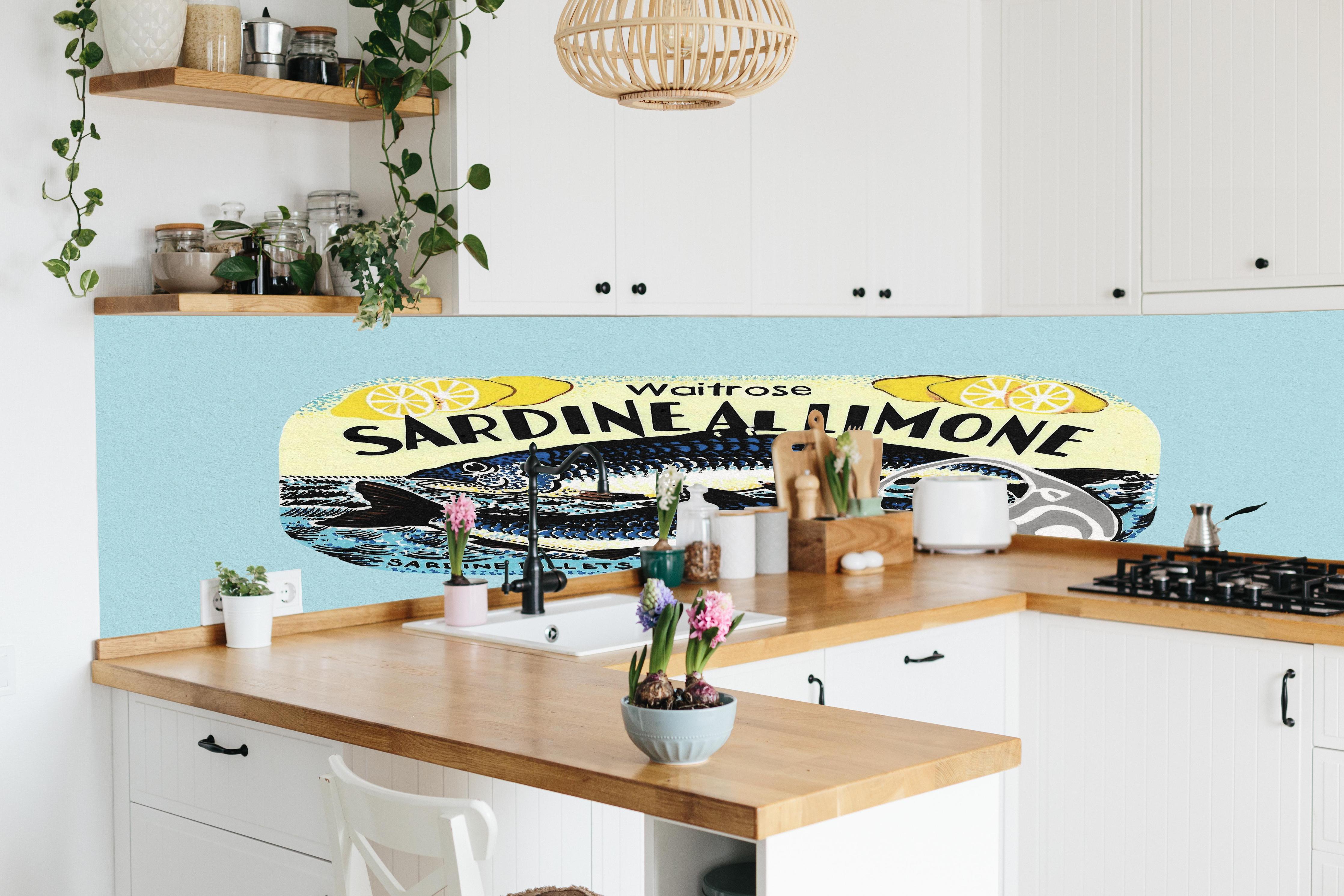 Küche - Sardine Al Limone hinter weißen Hochglanz-Küchenregalen und schwarzem Wasserhahn