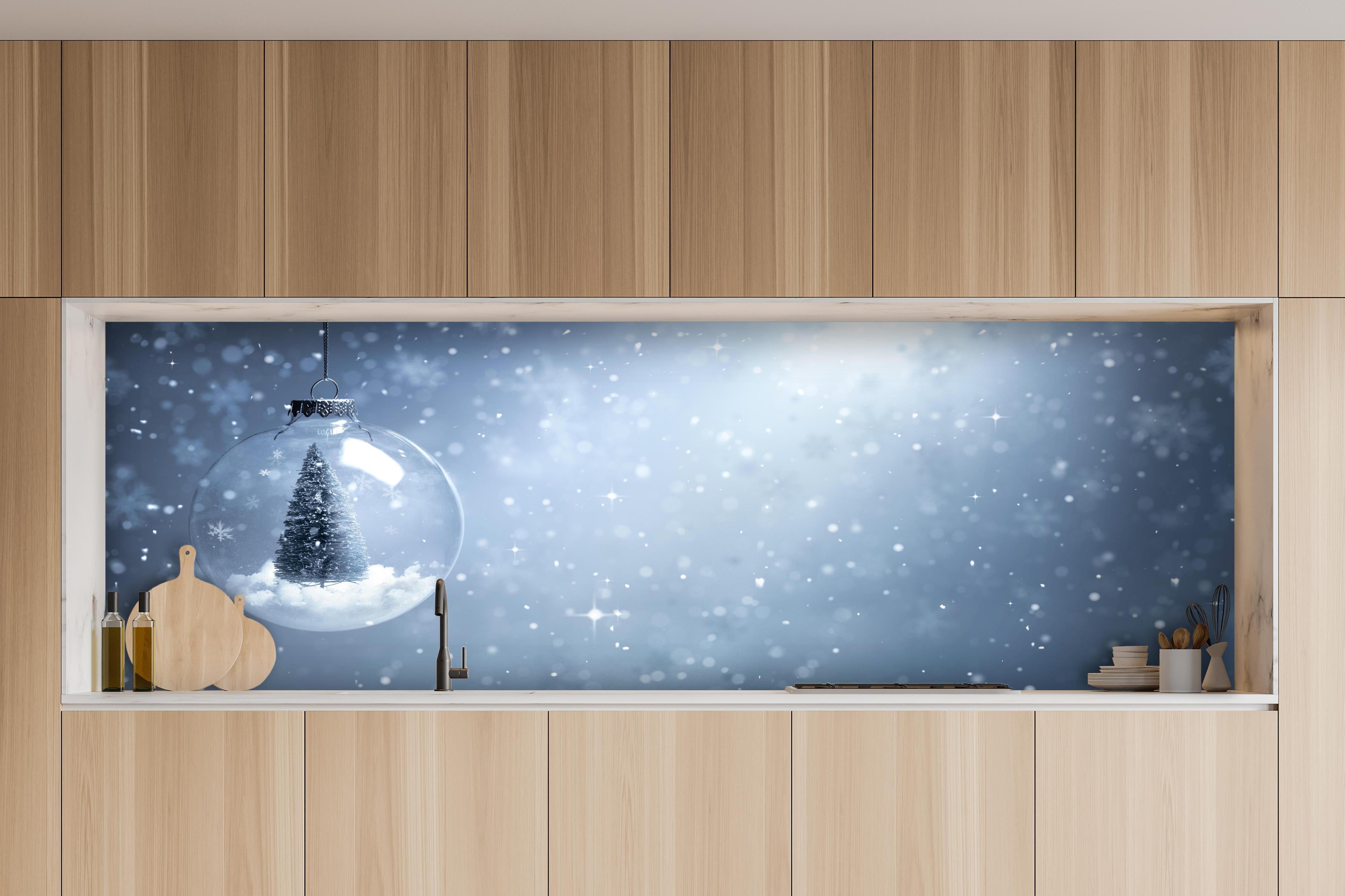 Küche - Schneekugel mit Weihnachtsbaum hinter weißen Hochglanz-Küchenregalen und schwarzem Wasserhahn