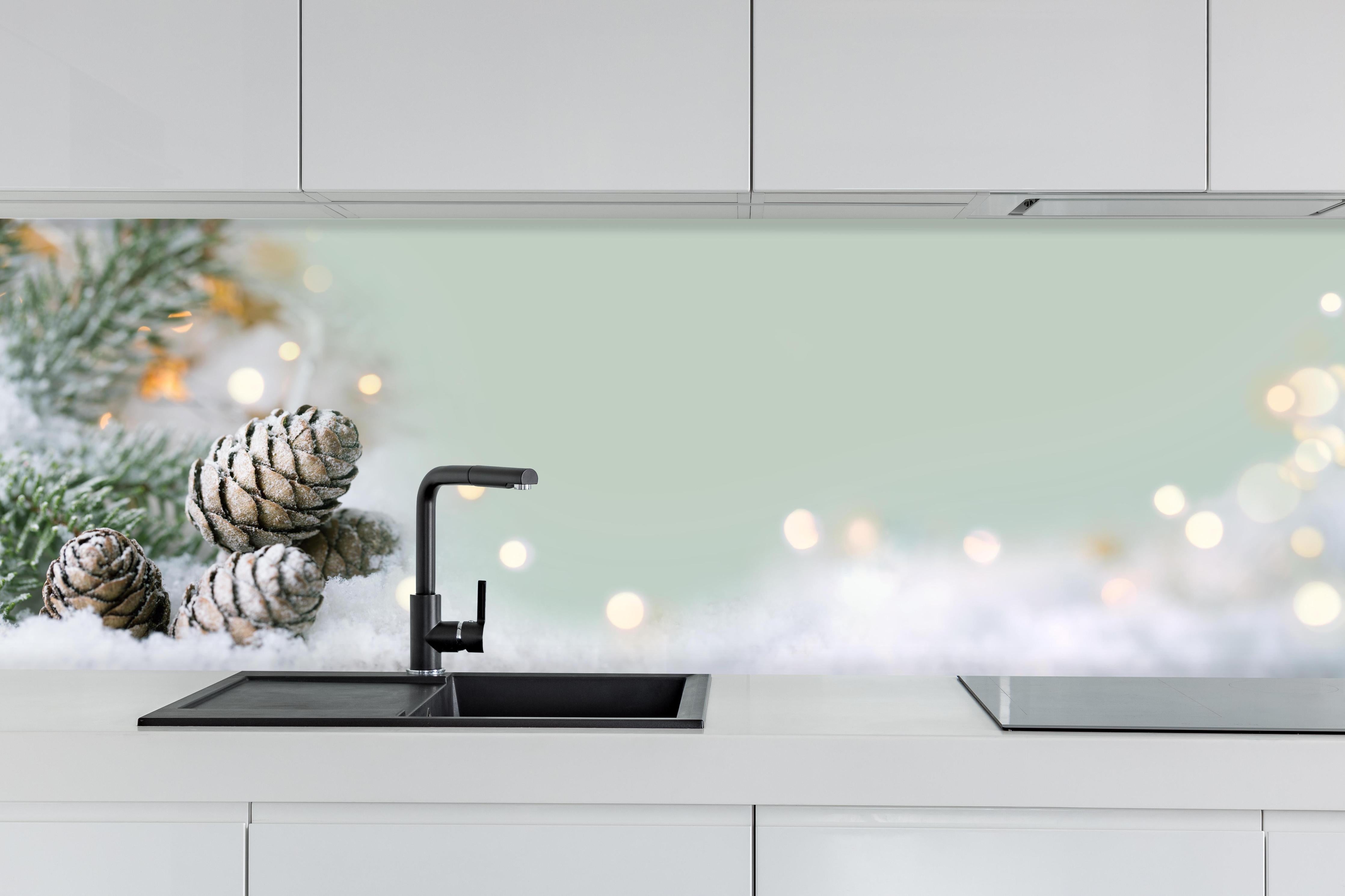 Küche - Schneelandschaft zu Weihnachten hinter weißen Hochglanz-Küchenregalen und schwarzem Wasserhahn