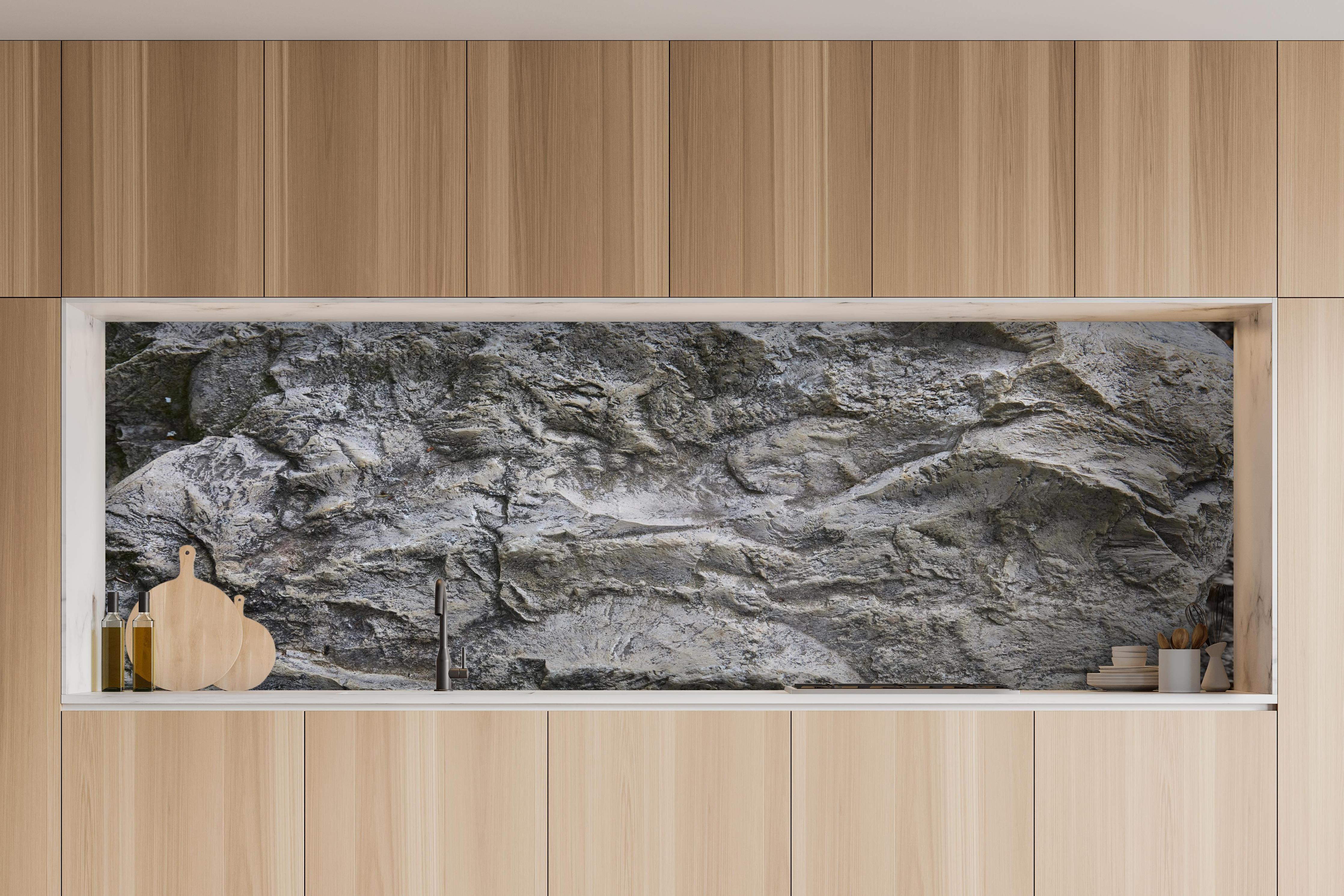 Küche - Schöne Felsstruktur - Granit hinter weißen Hochglanz-Küchenregalen und schwarzem Wasserhahn