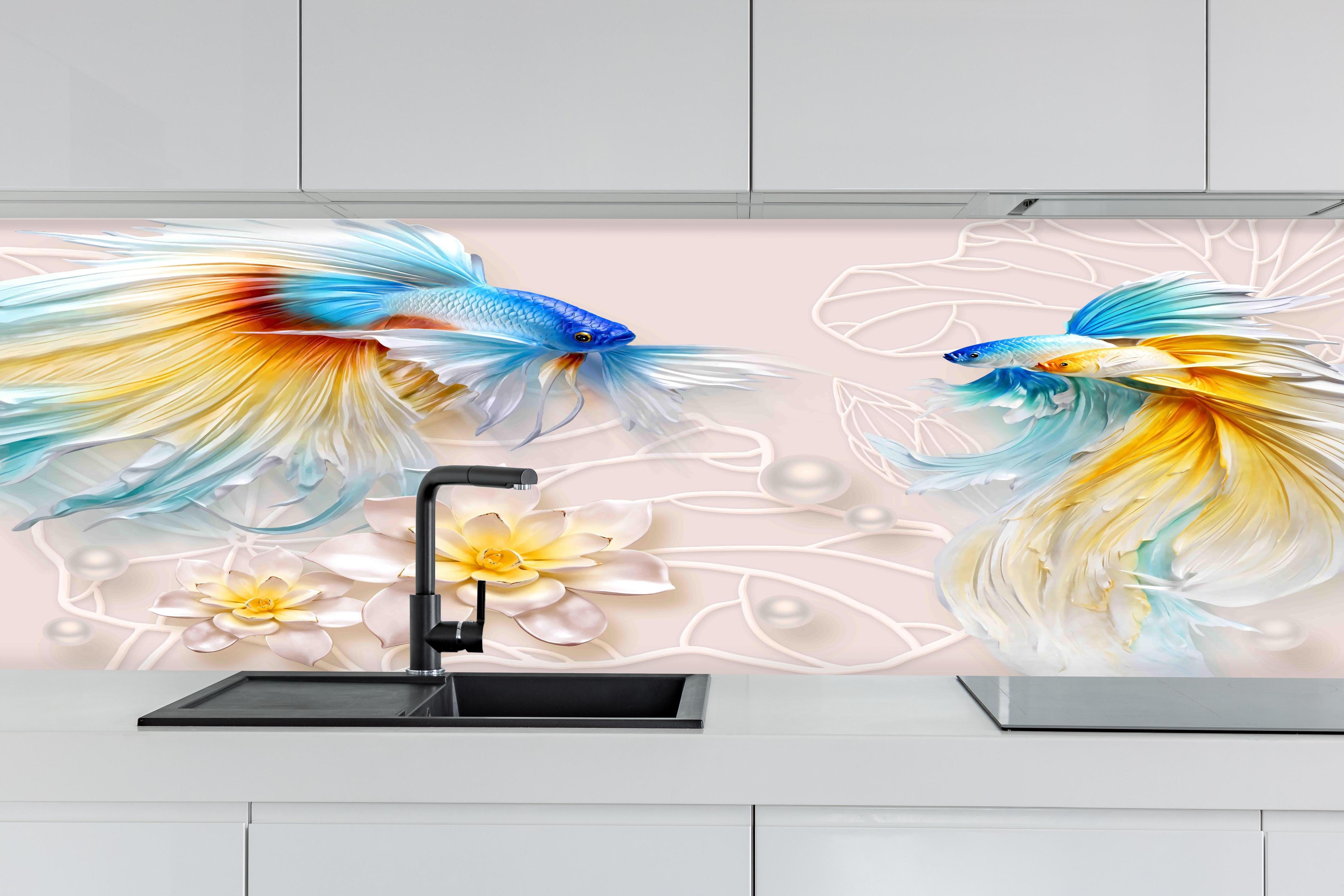 Küche - Schöne Fische auf Rosa Hintergrund hinter weißen Hochglanz-Küchenregalen und schwarzem Wasserhahn